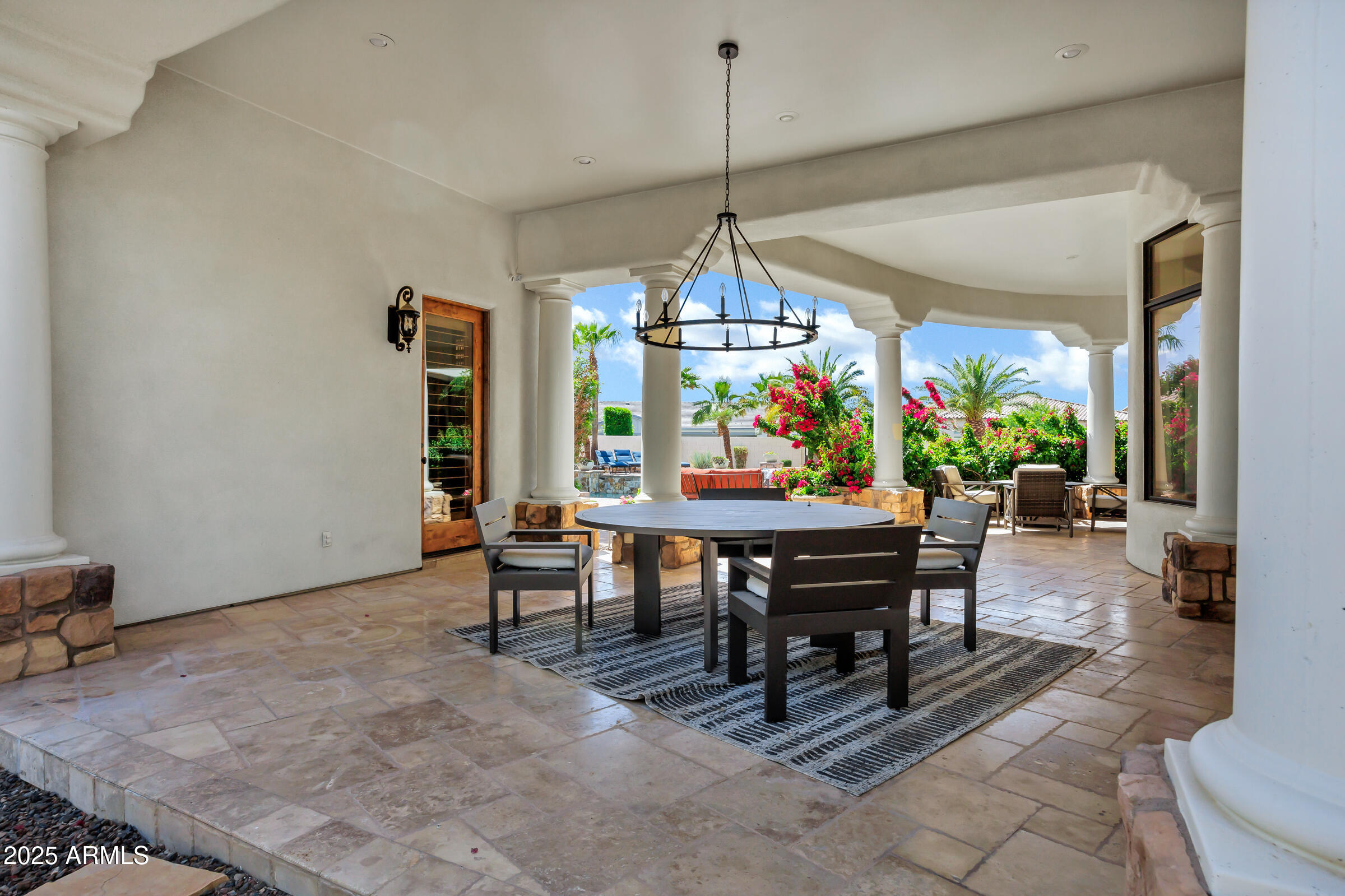 2527 E BEECHNUT Court