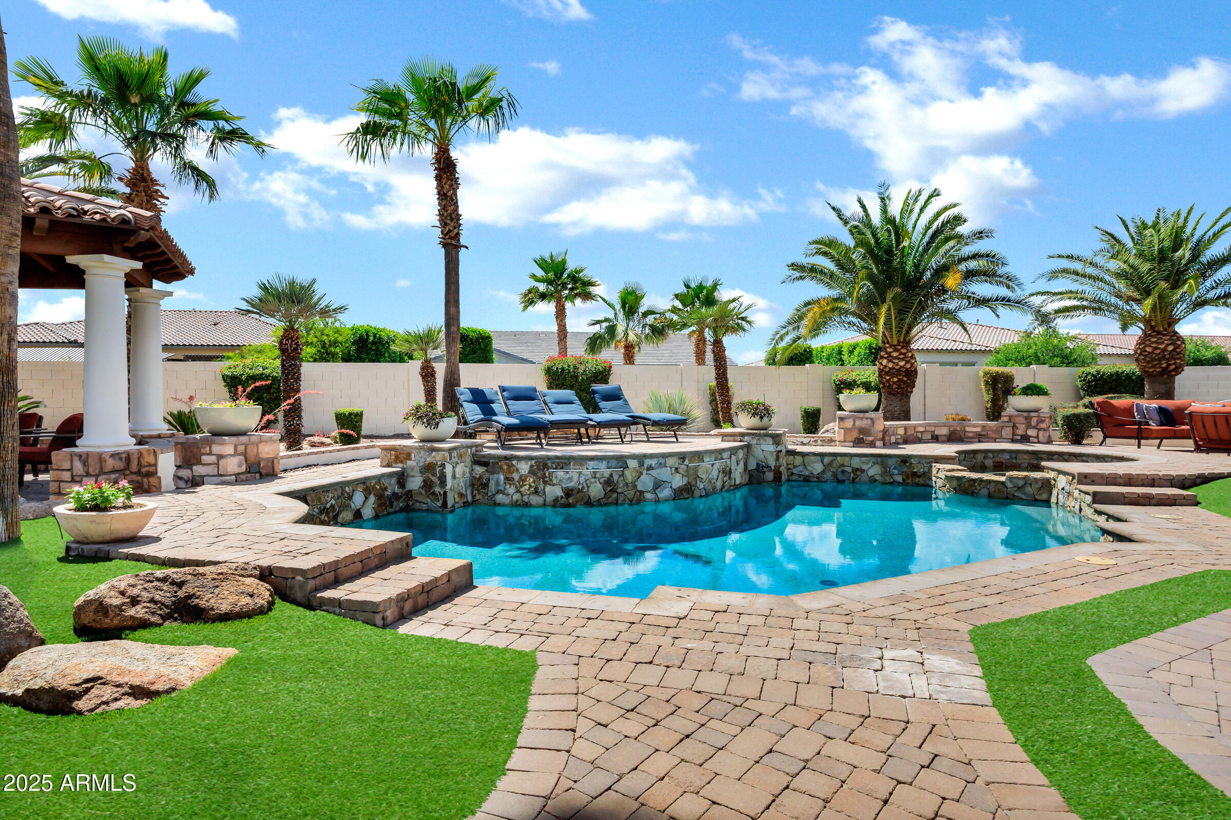 2527 E BEECHNUT Court