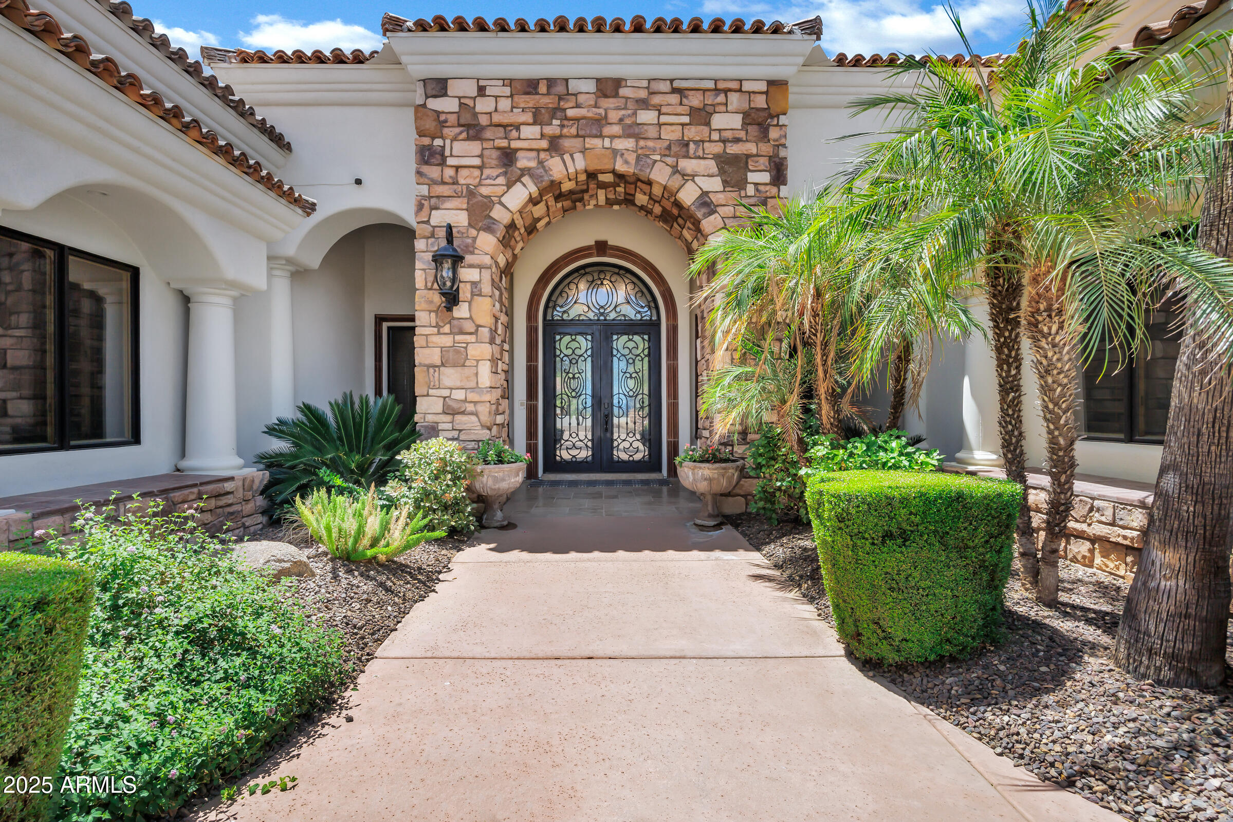 2527 E BEECHNUT Court