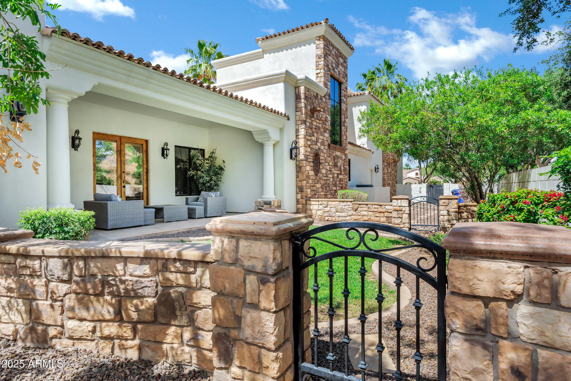 2527 E BEECHNUT Court