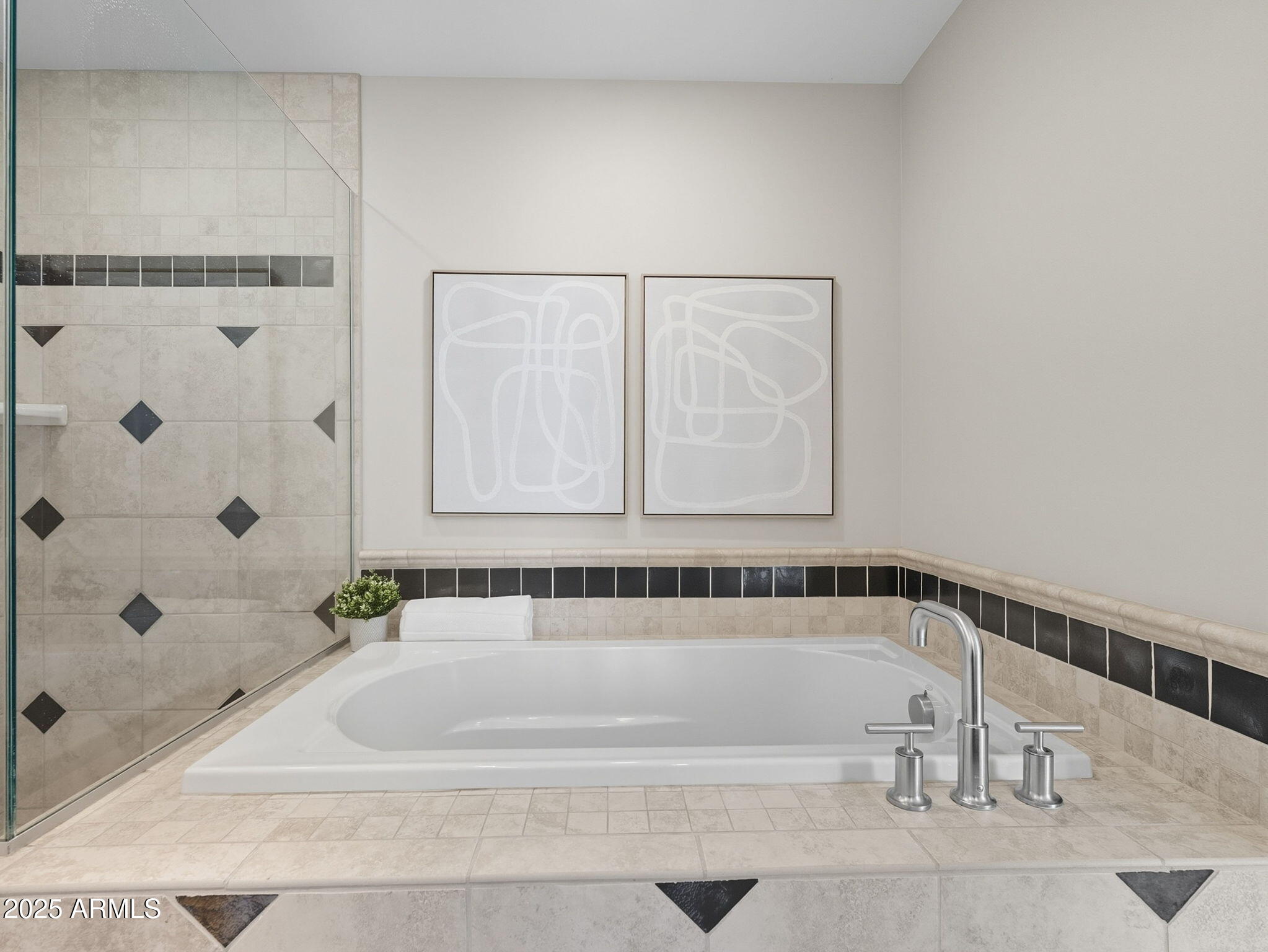 140 E RIO SALADO Parkway, 512