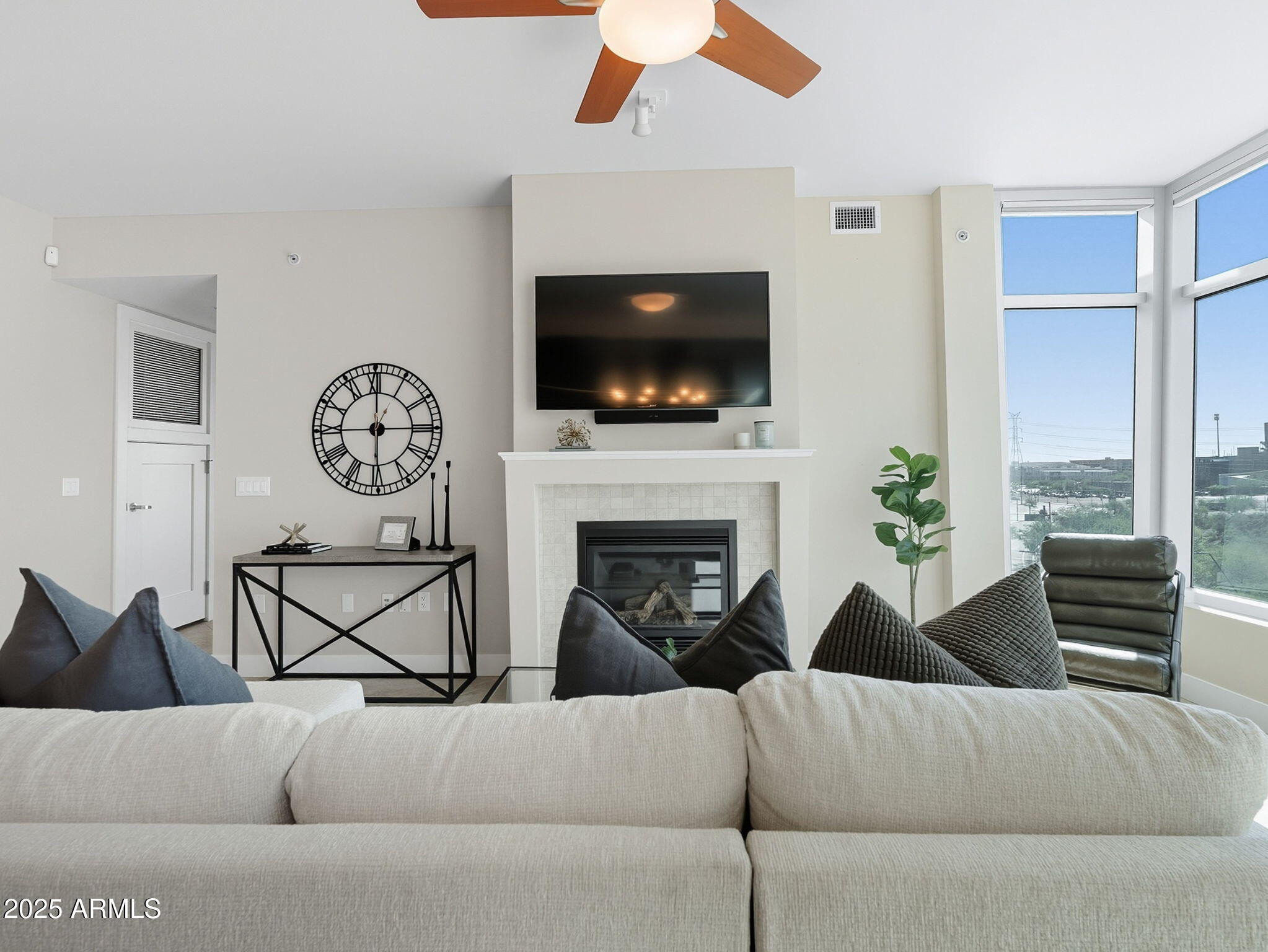 140 E RIO SALADO Parkway, 512