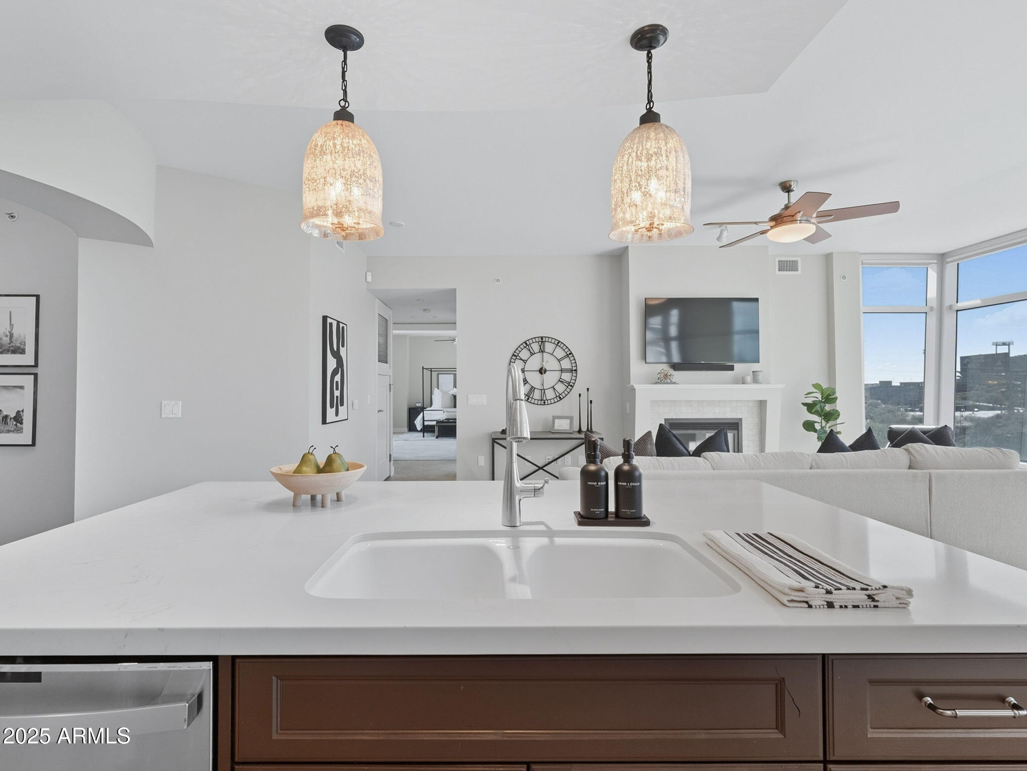 140 E RIO SALADO Parkway, 512