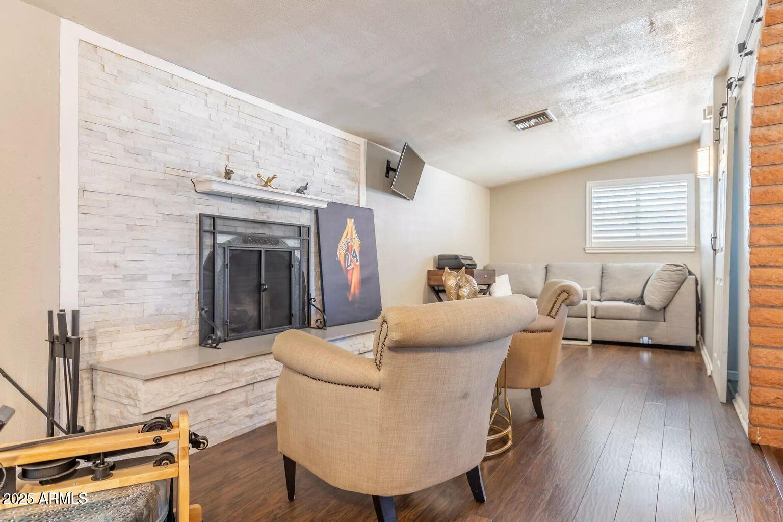 2715 E EDGEMONT Avenue