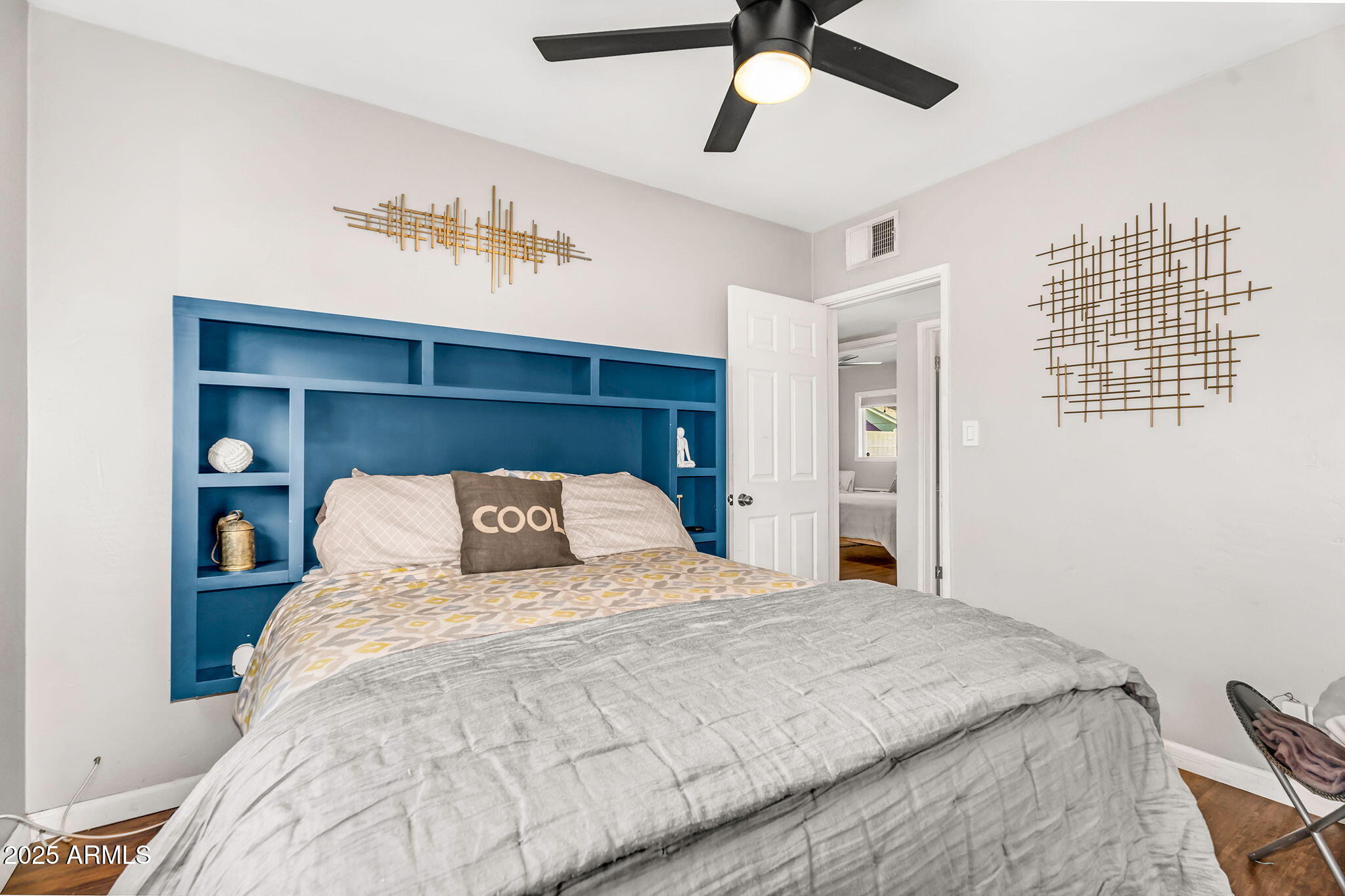 2715 E EDGEMONT Avenue