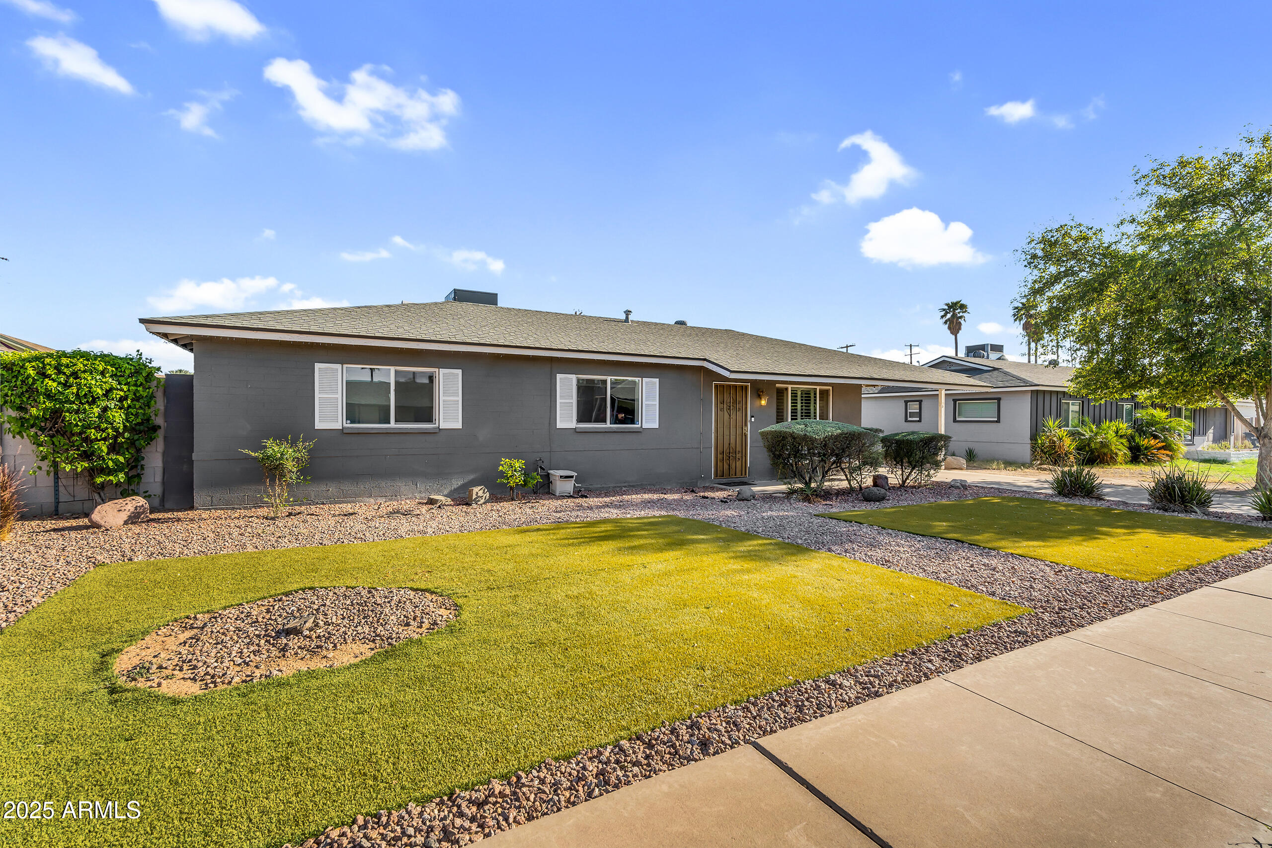 2715 E EDGEMONT Avenue