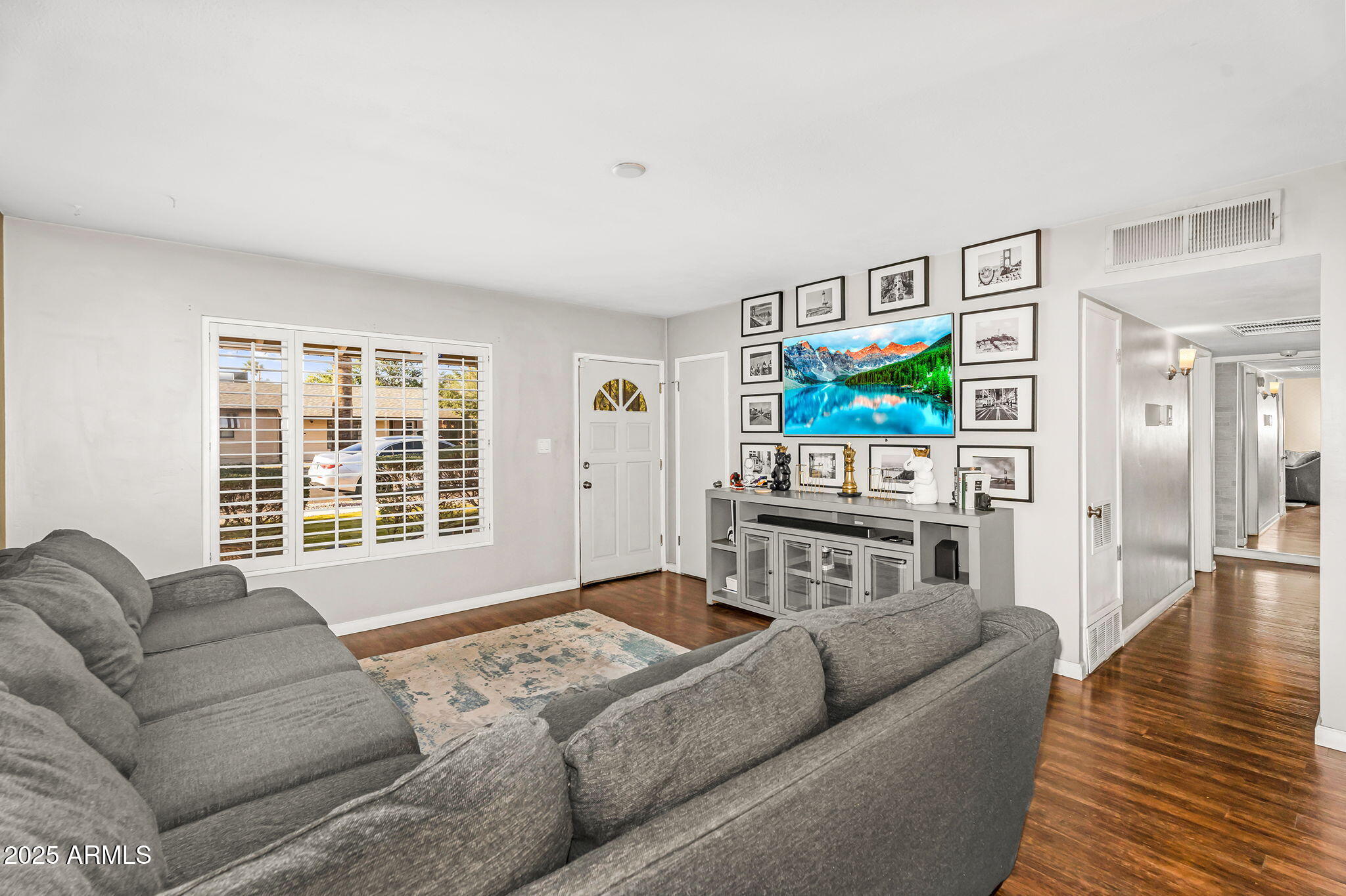 2715 E EDGEMONT Avenue