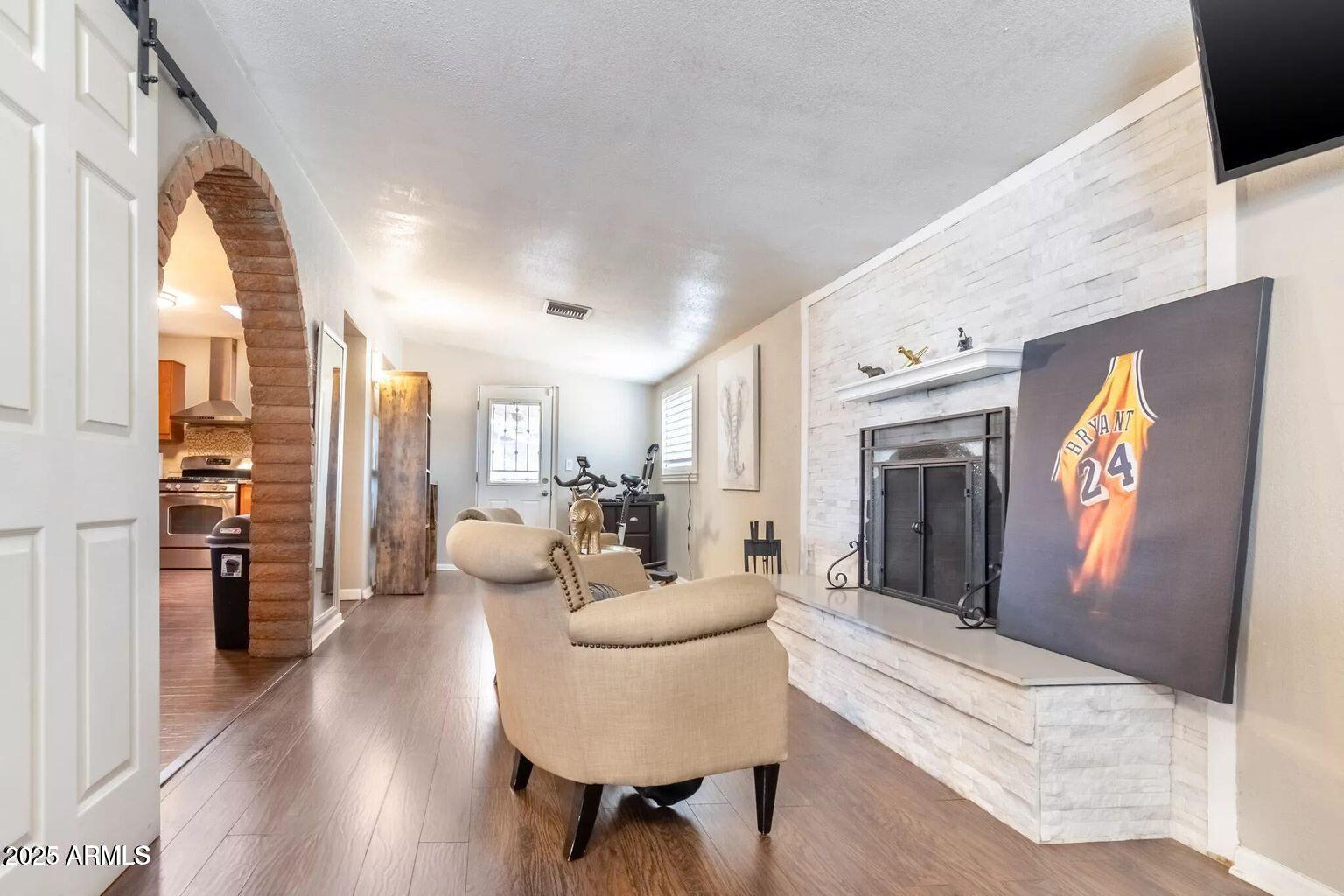 2715 E EDGEMONT Avenue