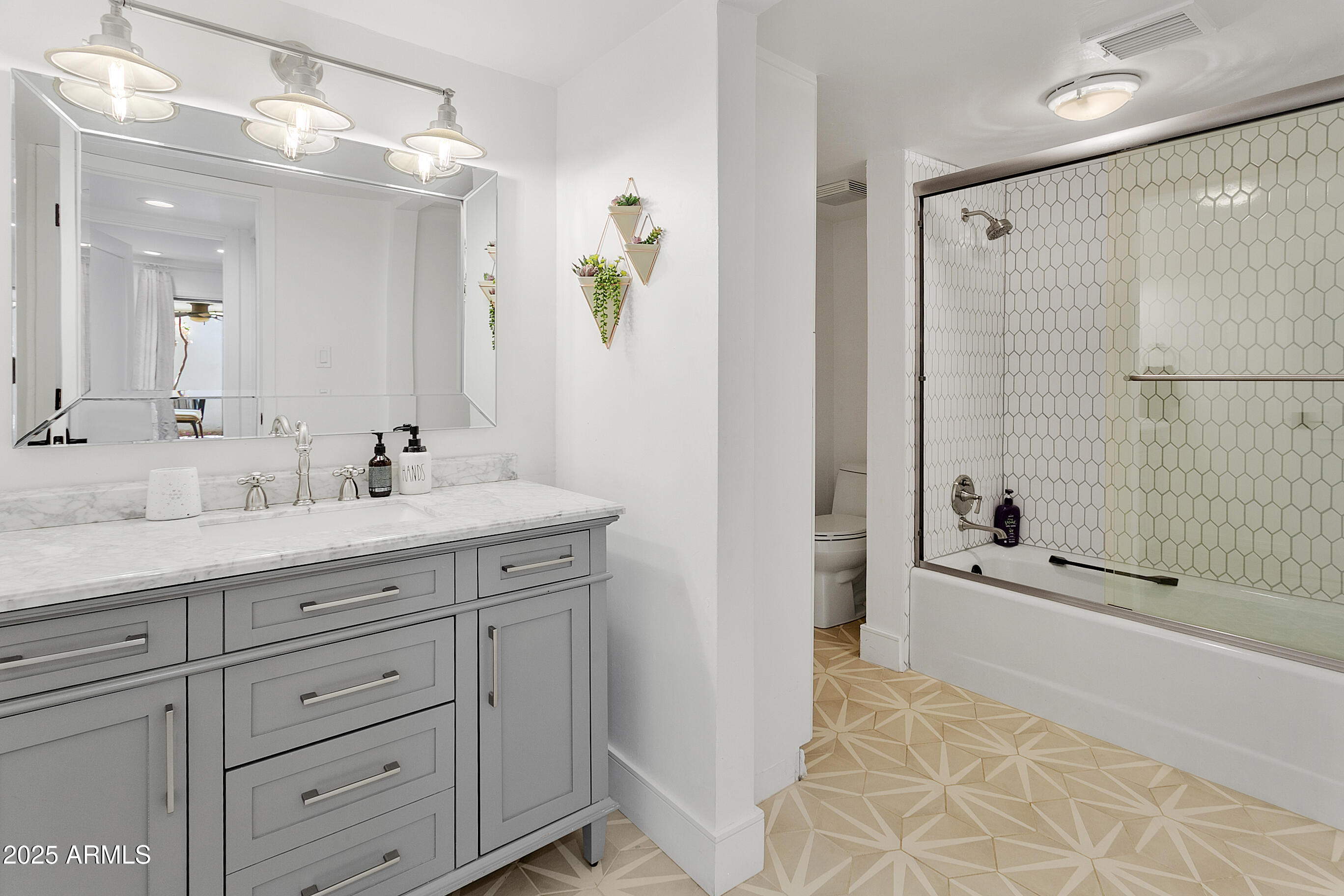 2108 E PASADENA Avenue