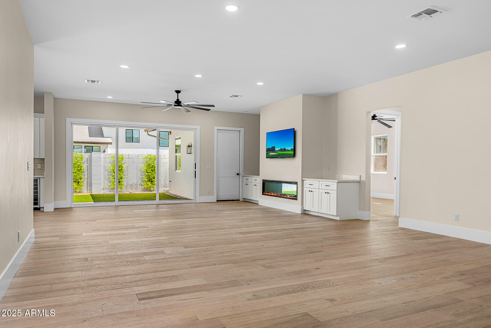 4124 E INDIANOLA Avenue