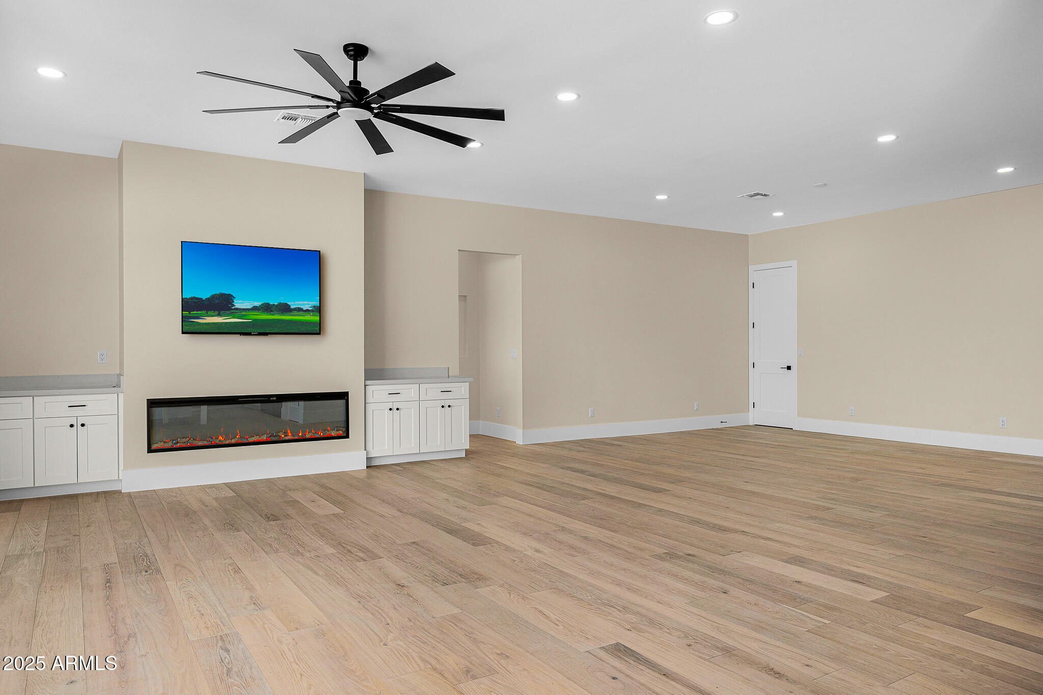 4124 E INDIANOLA Avenue