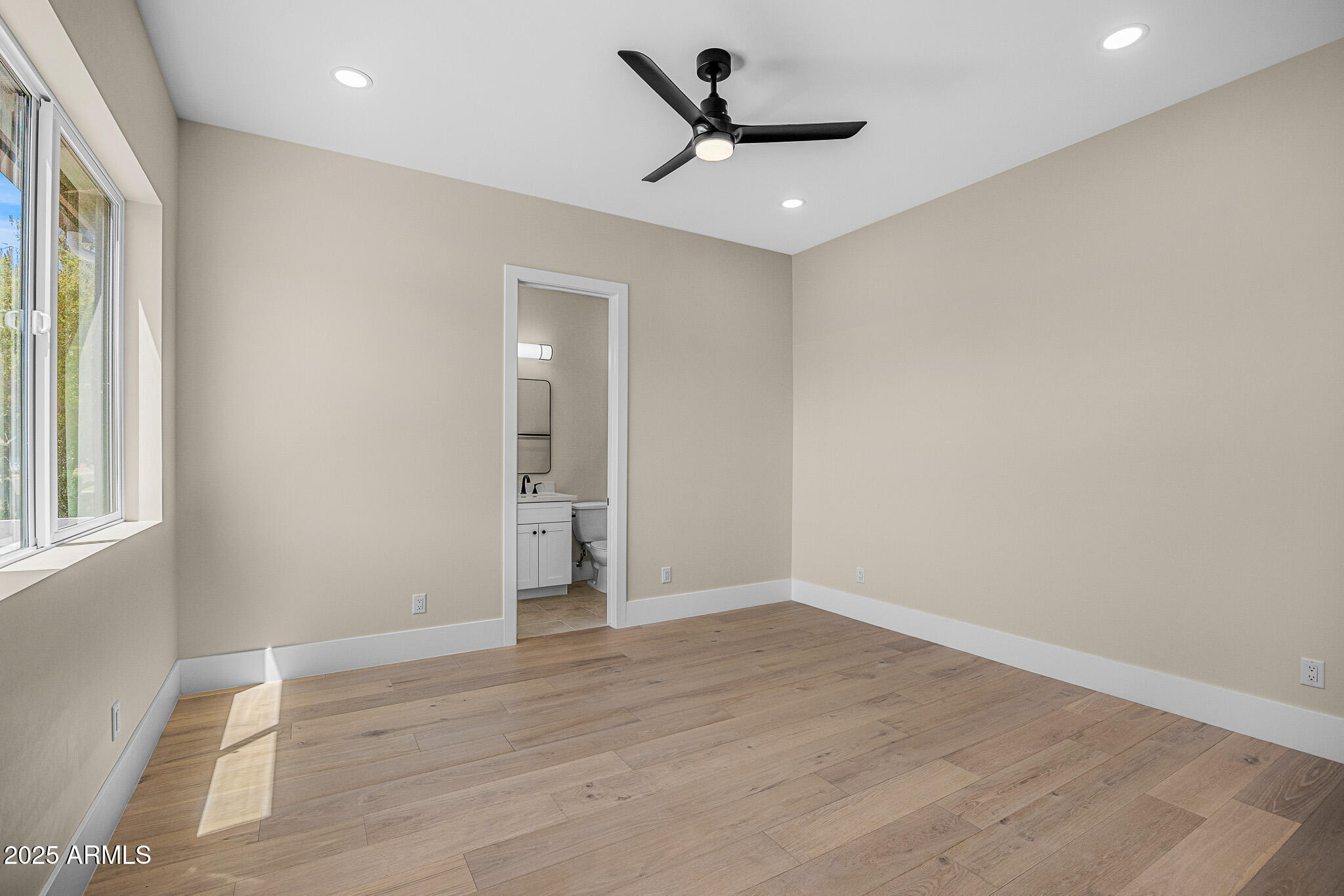 4124 E INDIANOLA Avenue