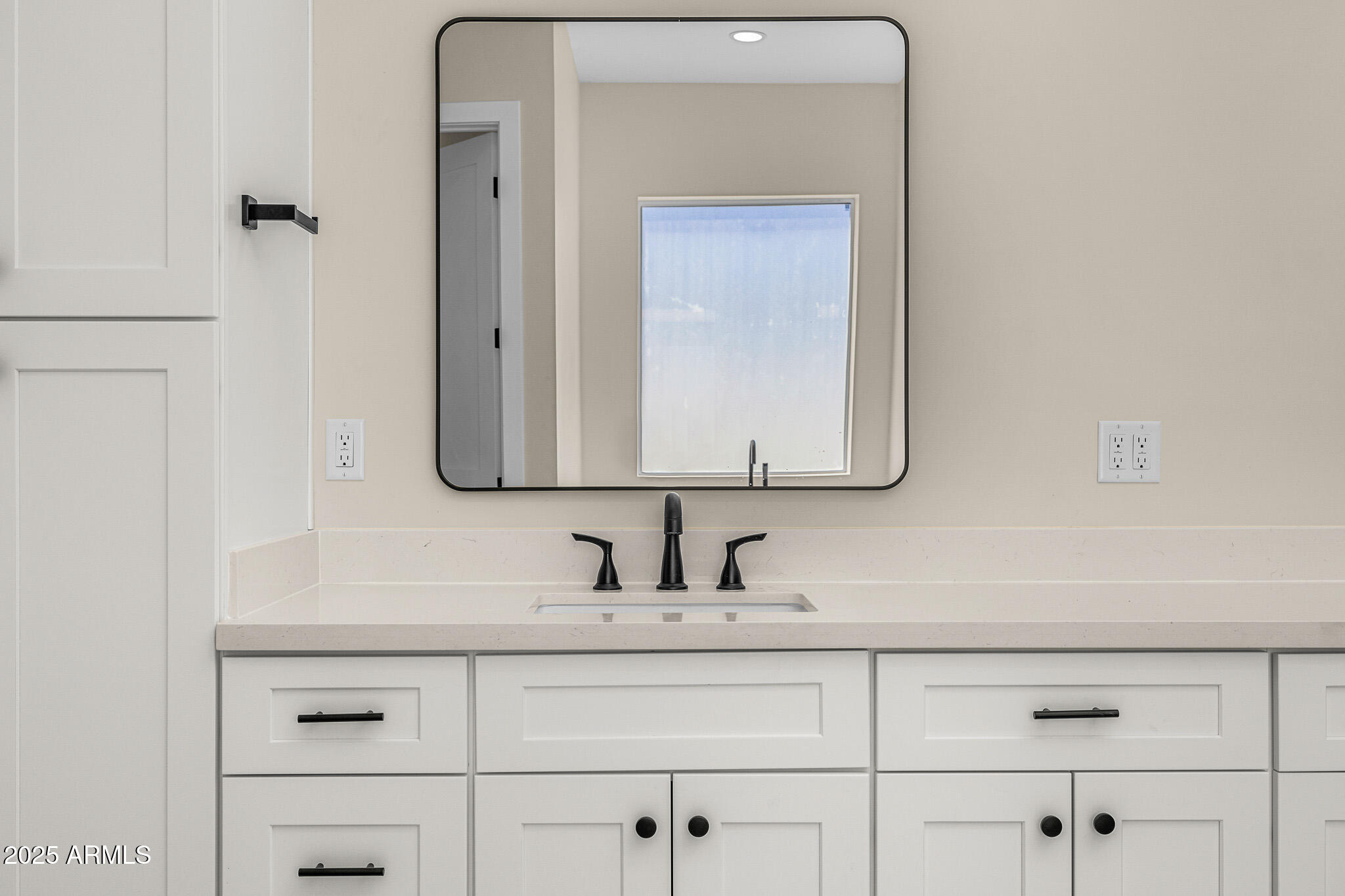 4124 E INDIANOLA Avenue