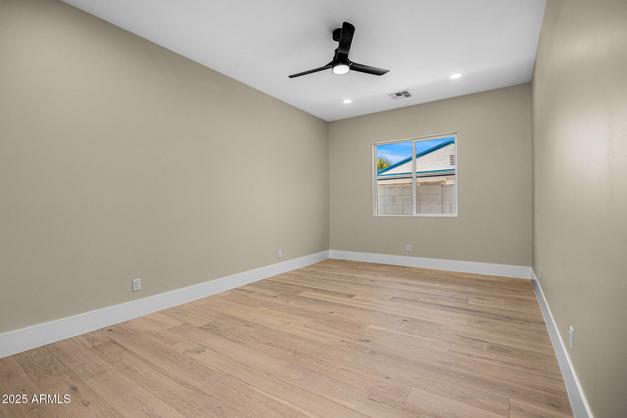 4124 E INDIANOLA Avenue