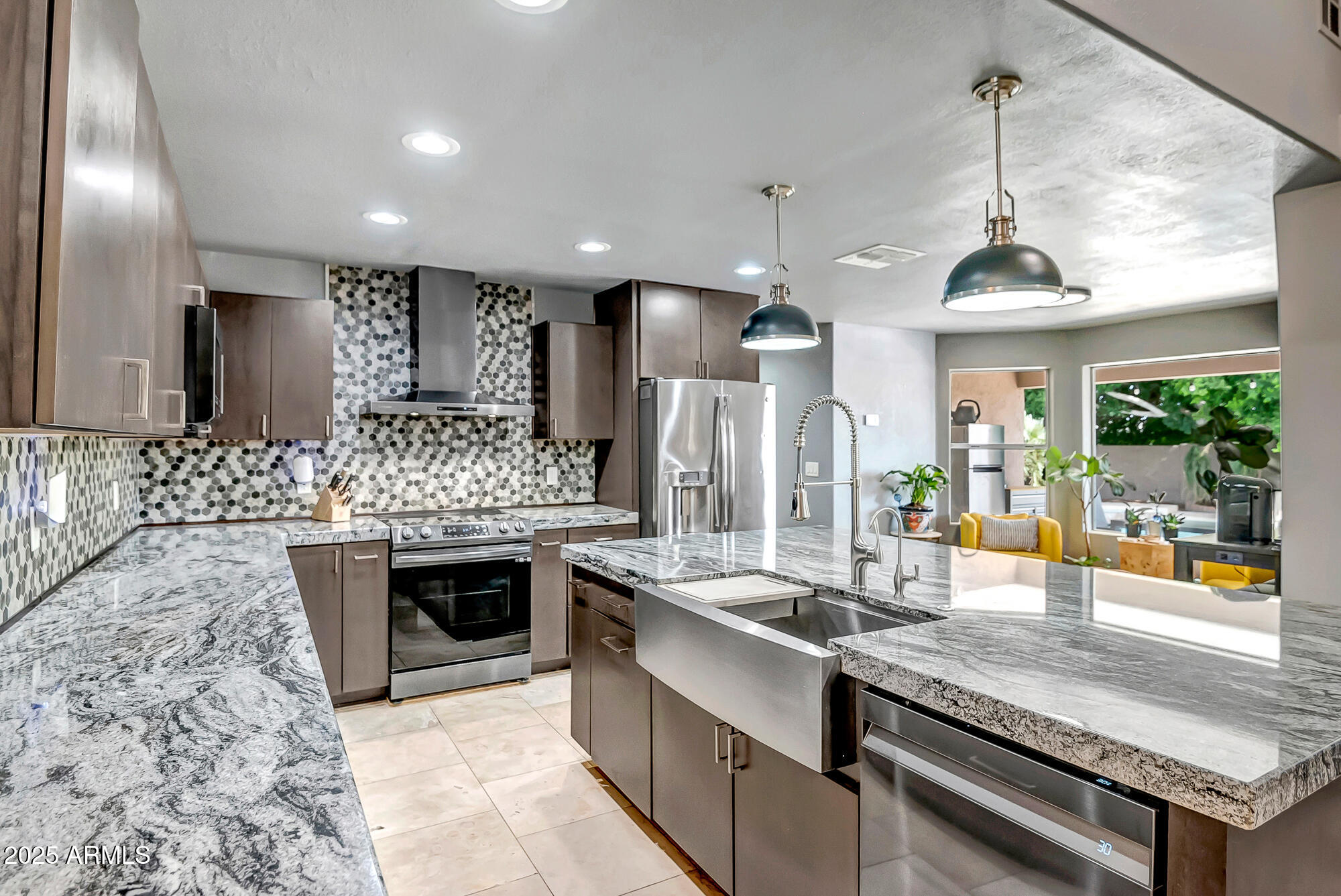2405 E LYNWOOD Circle