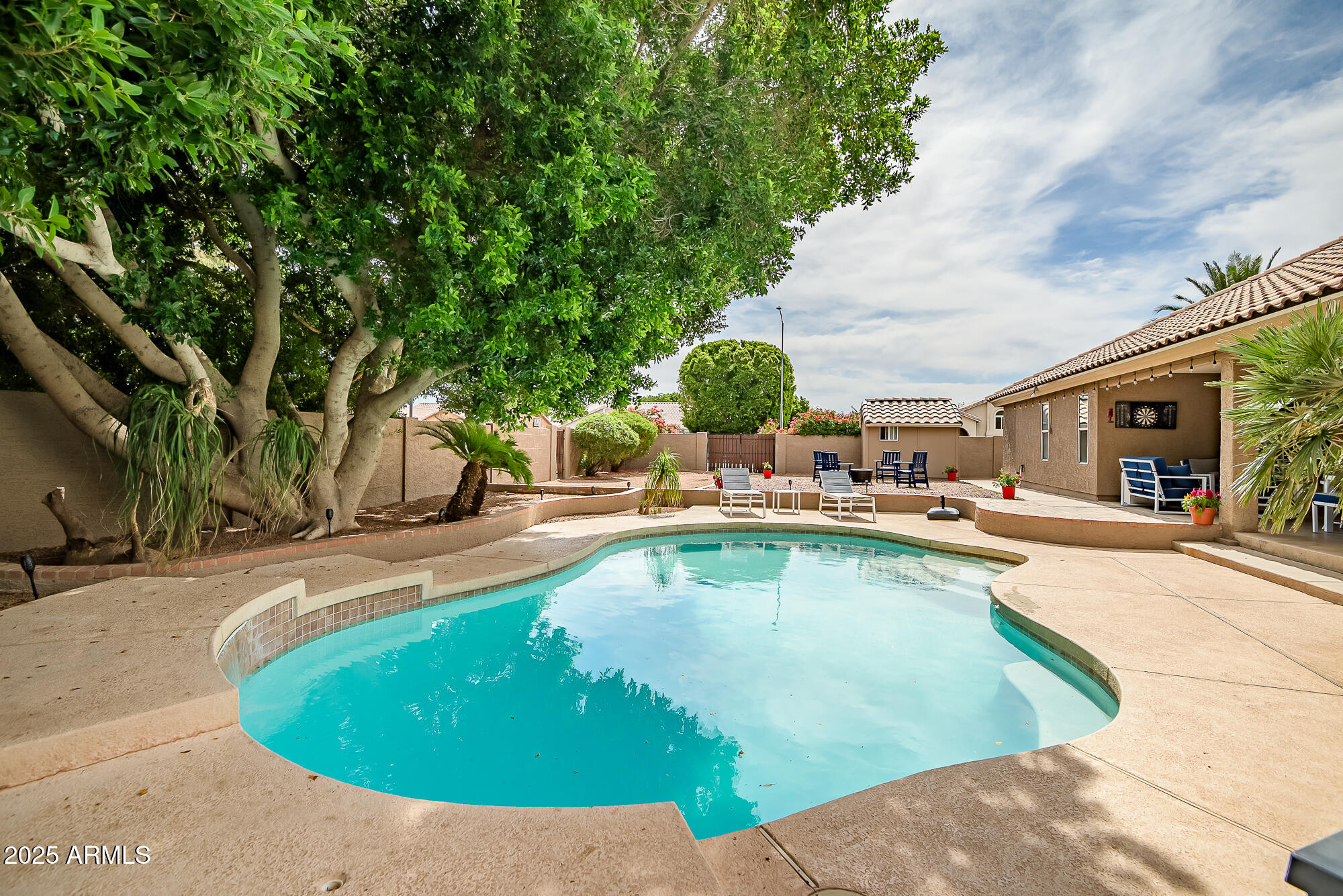 2405 E LYNWOOD Circle
