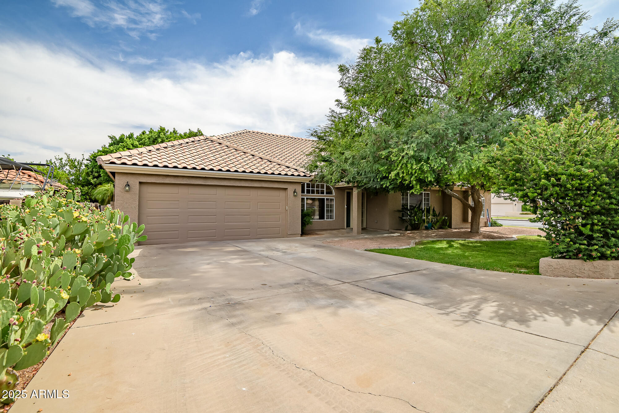2405 E LYNWOOD Circle