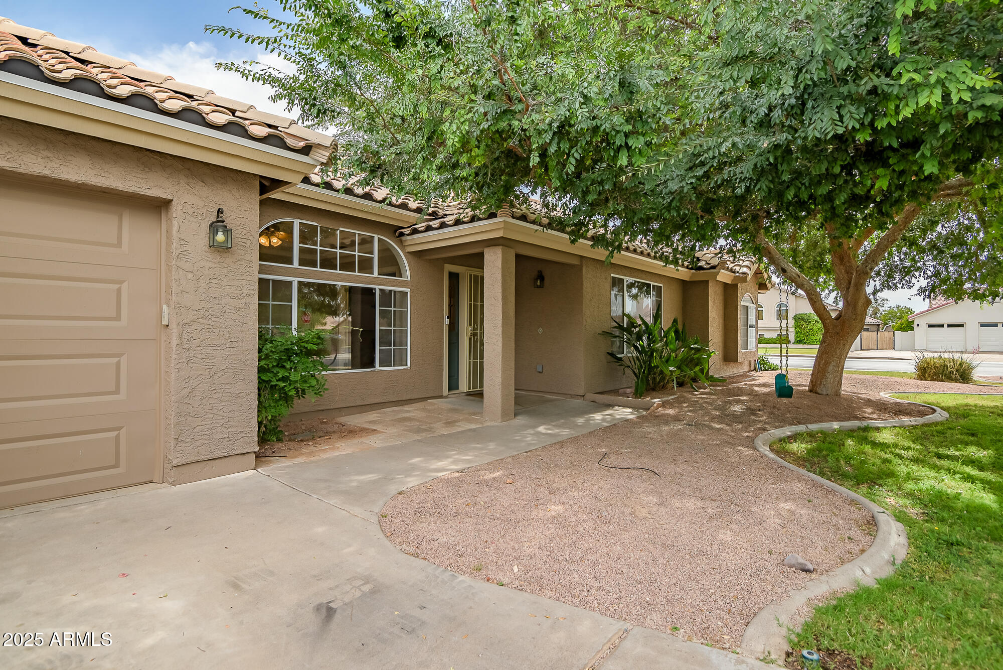 2405 E LYNWOOD Circle
