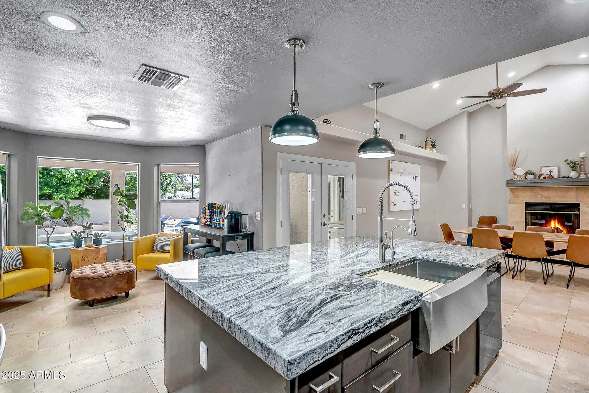 2405 E LYNWOOD Circle
