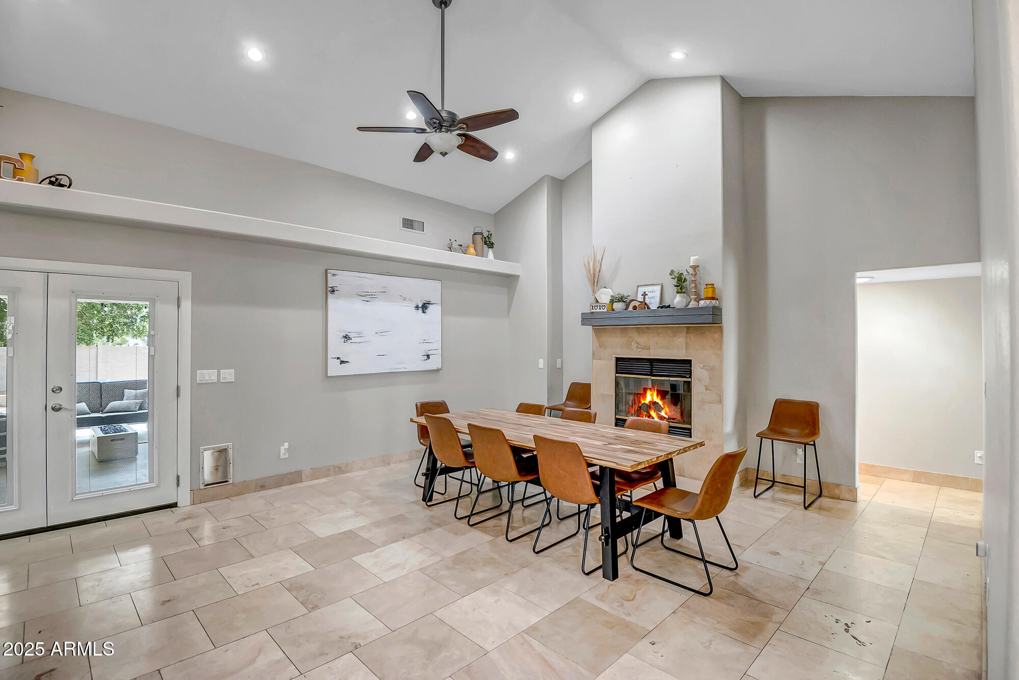2405 E LYNWOOD Circle