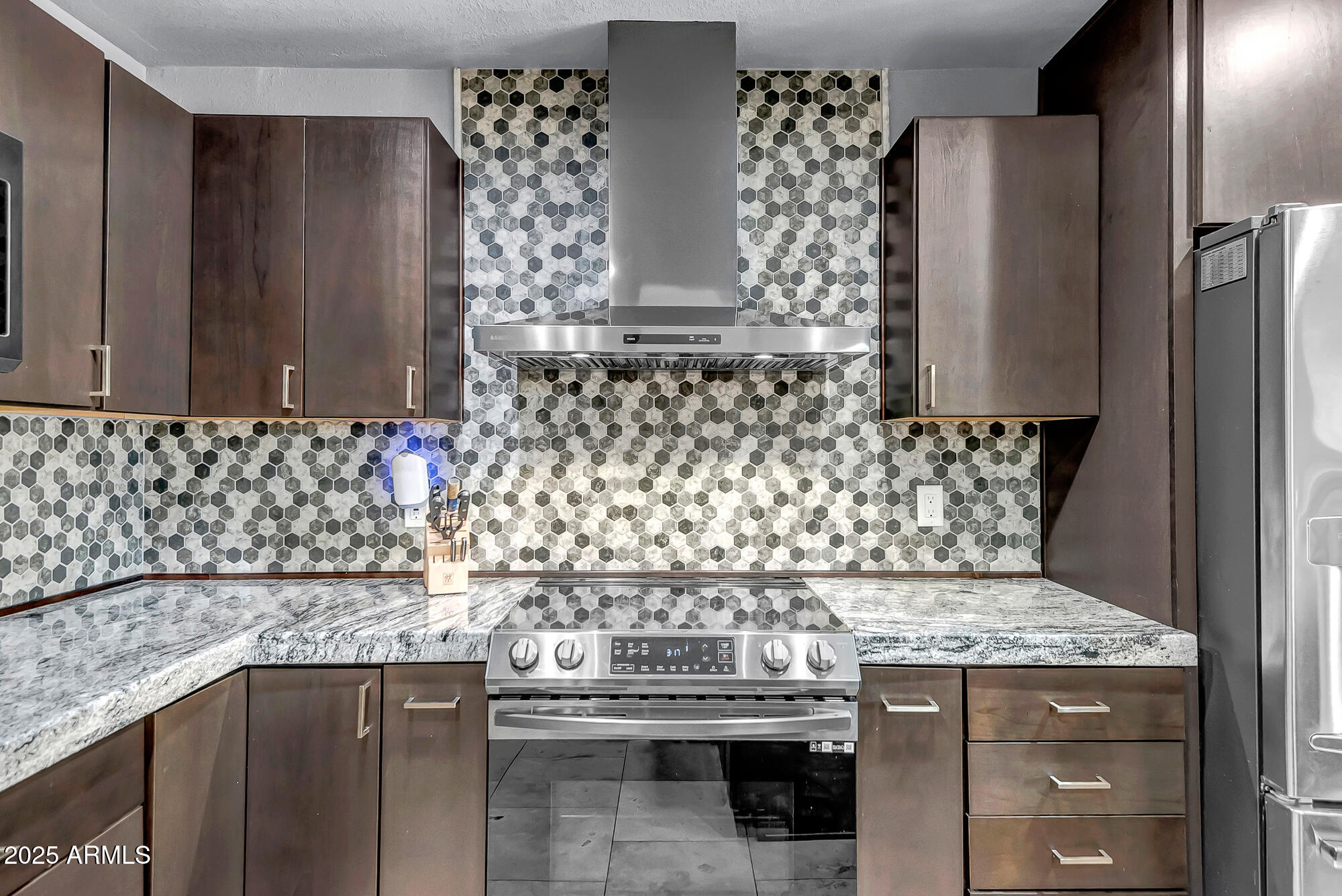 2405 E LYNWOOD Circle