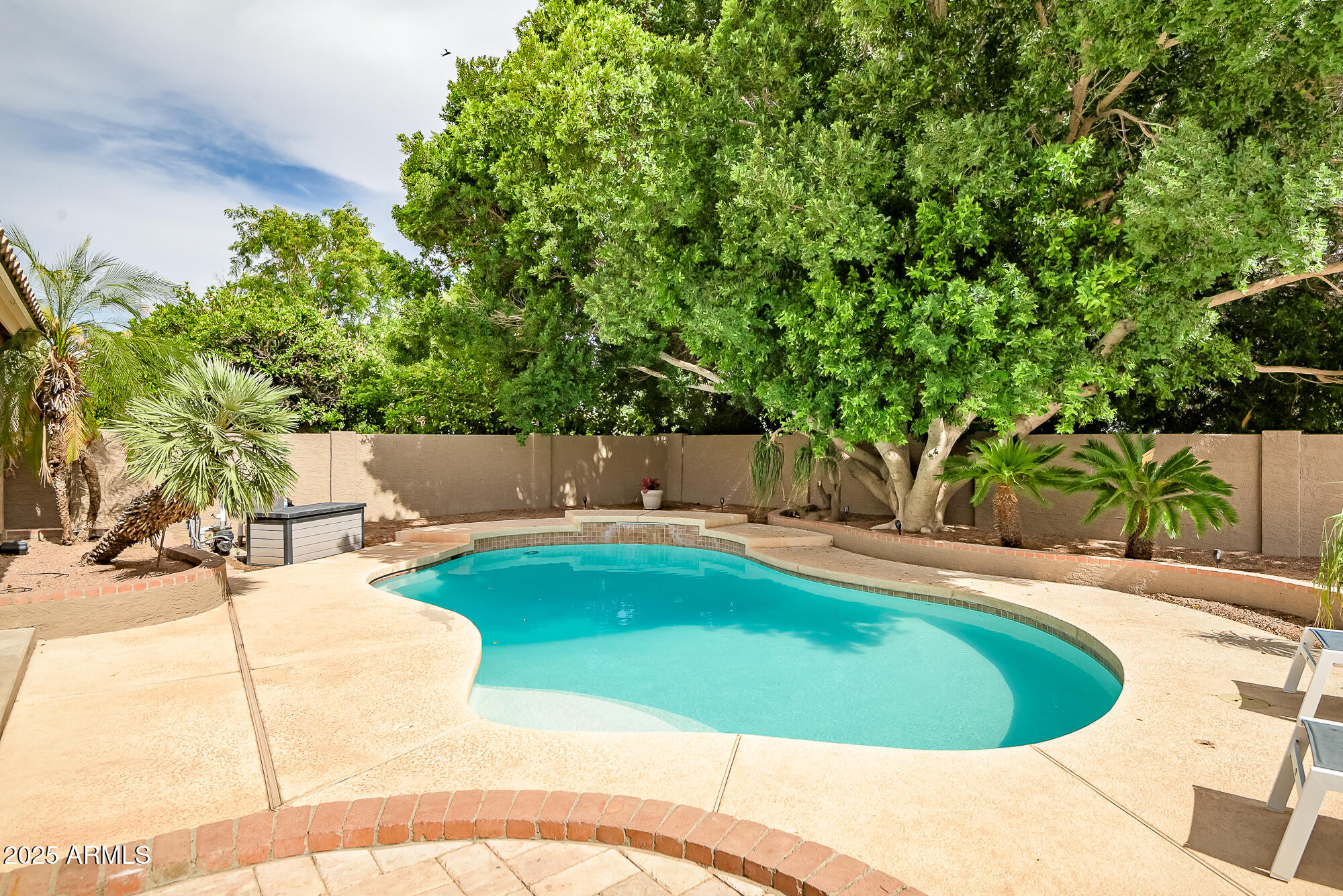 2405 E LYNWOOD Circle