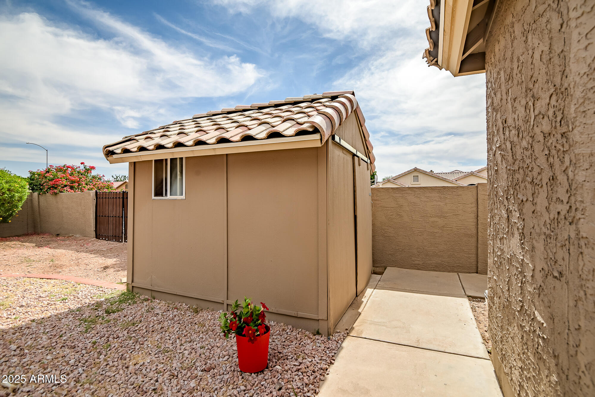 2405 E LYNWOOD Circle