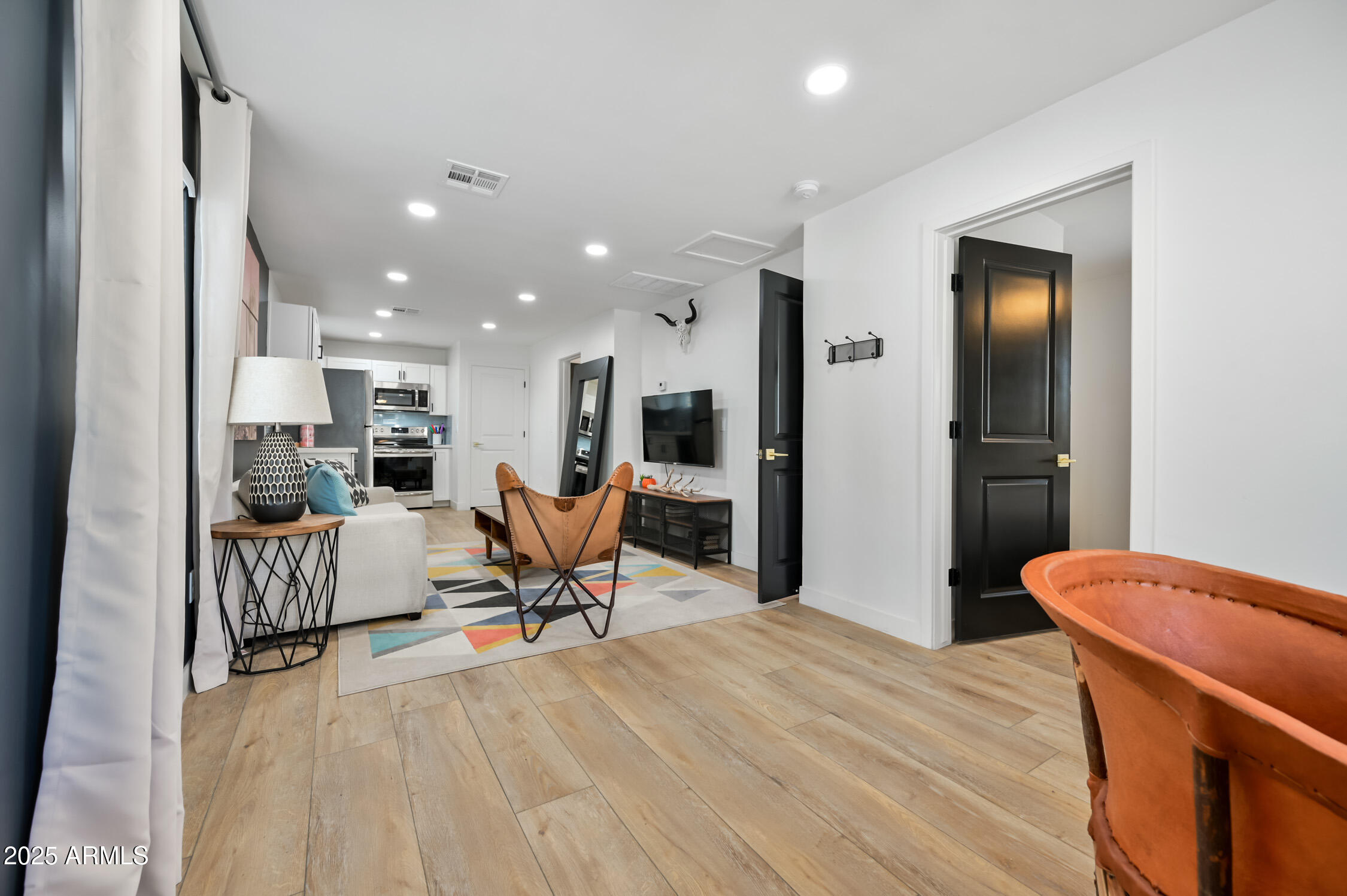 807 E FAIRMOUNT Avenue