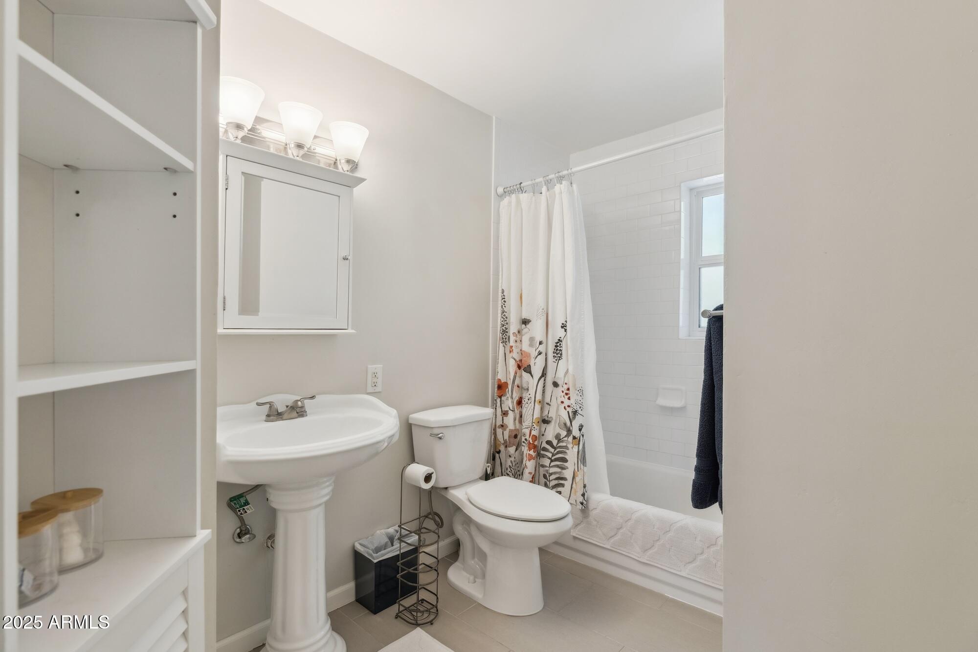 3744 E Amelia Avenue