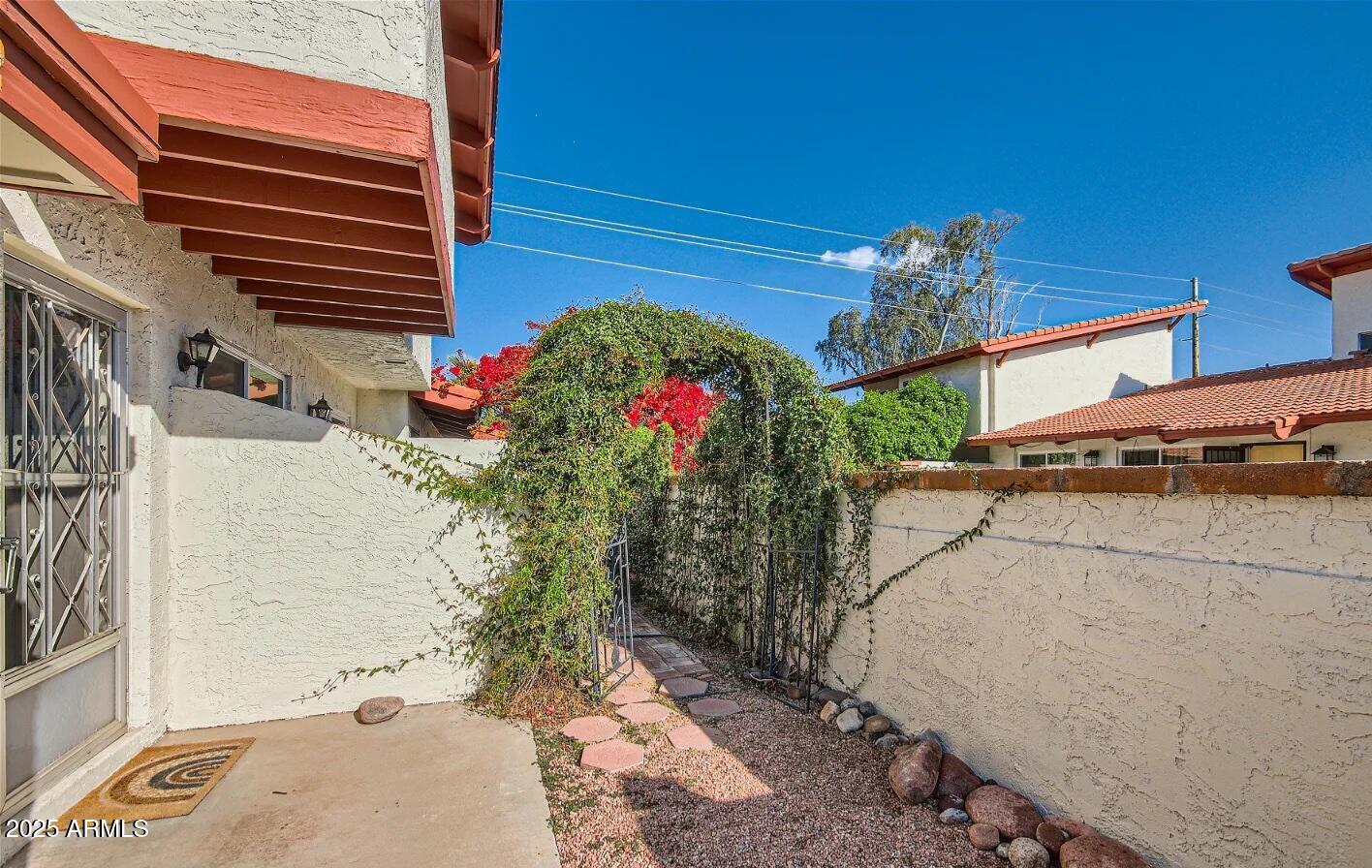 1944 E ORANGE Drive