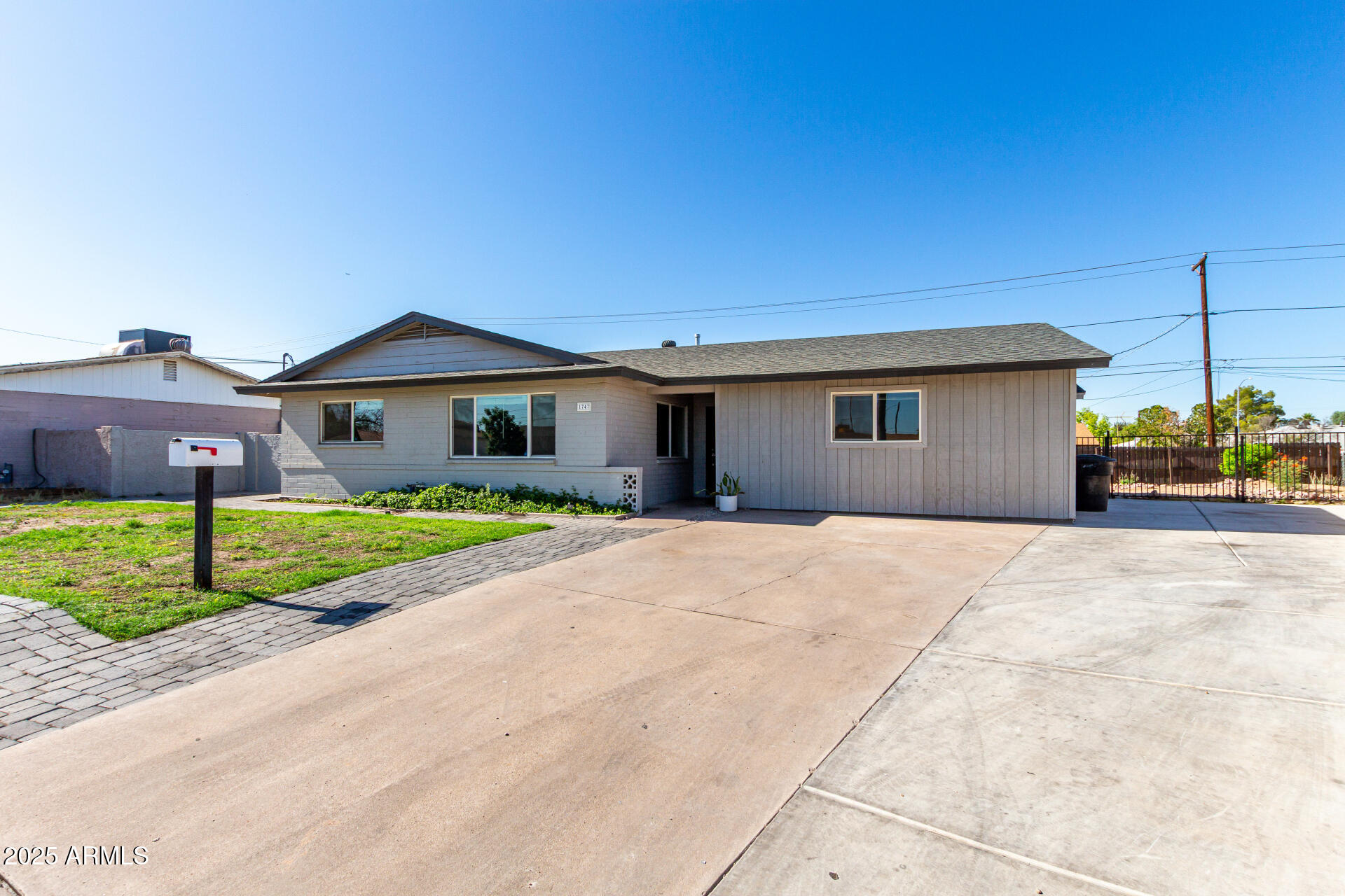 1747 W DEVON
