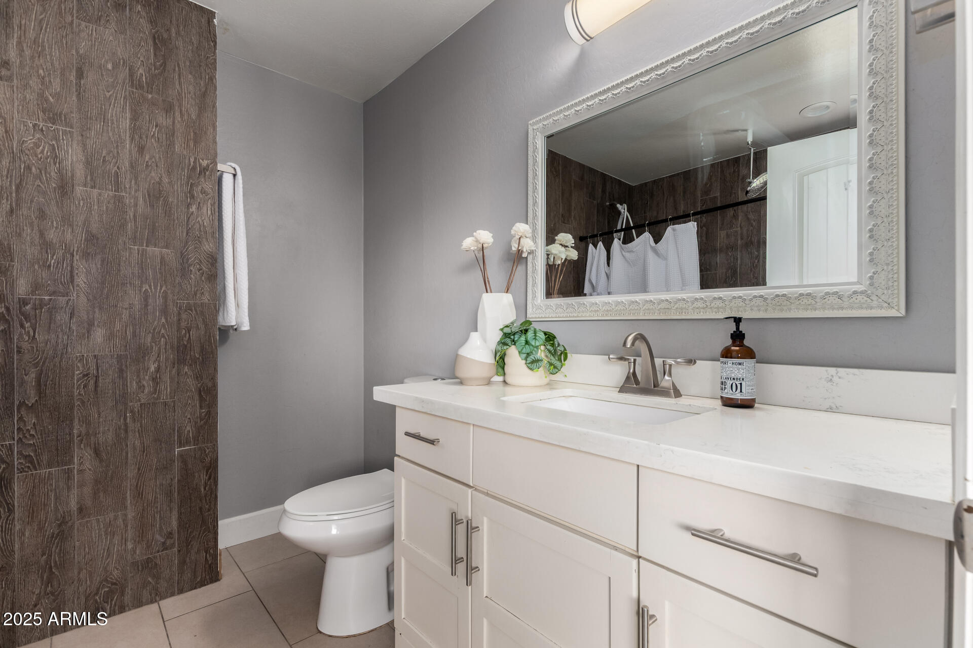 1747 W DEVON