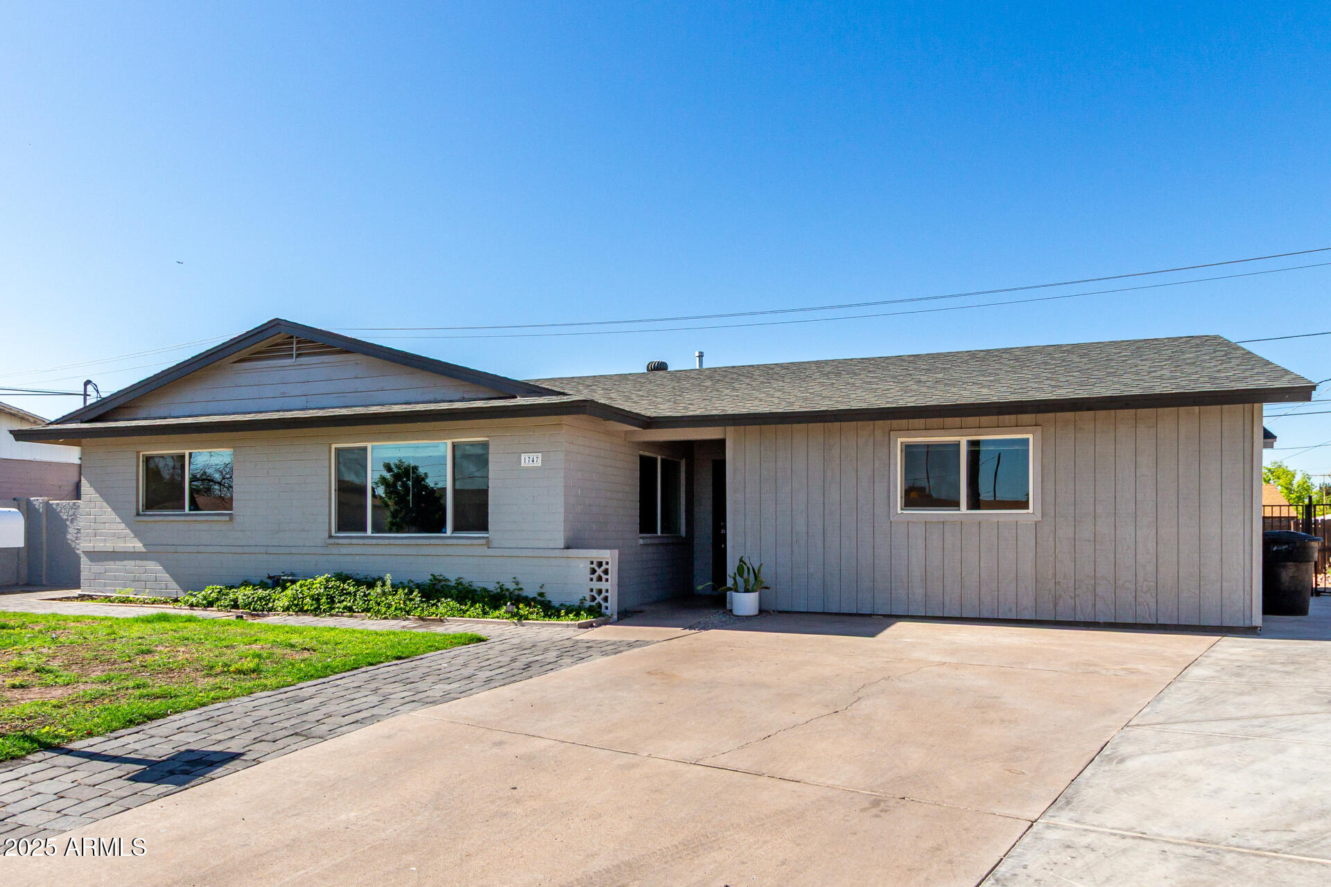 1747 W DEVON