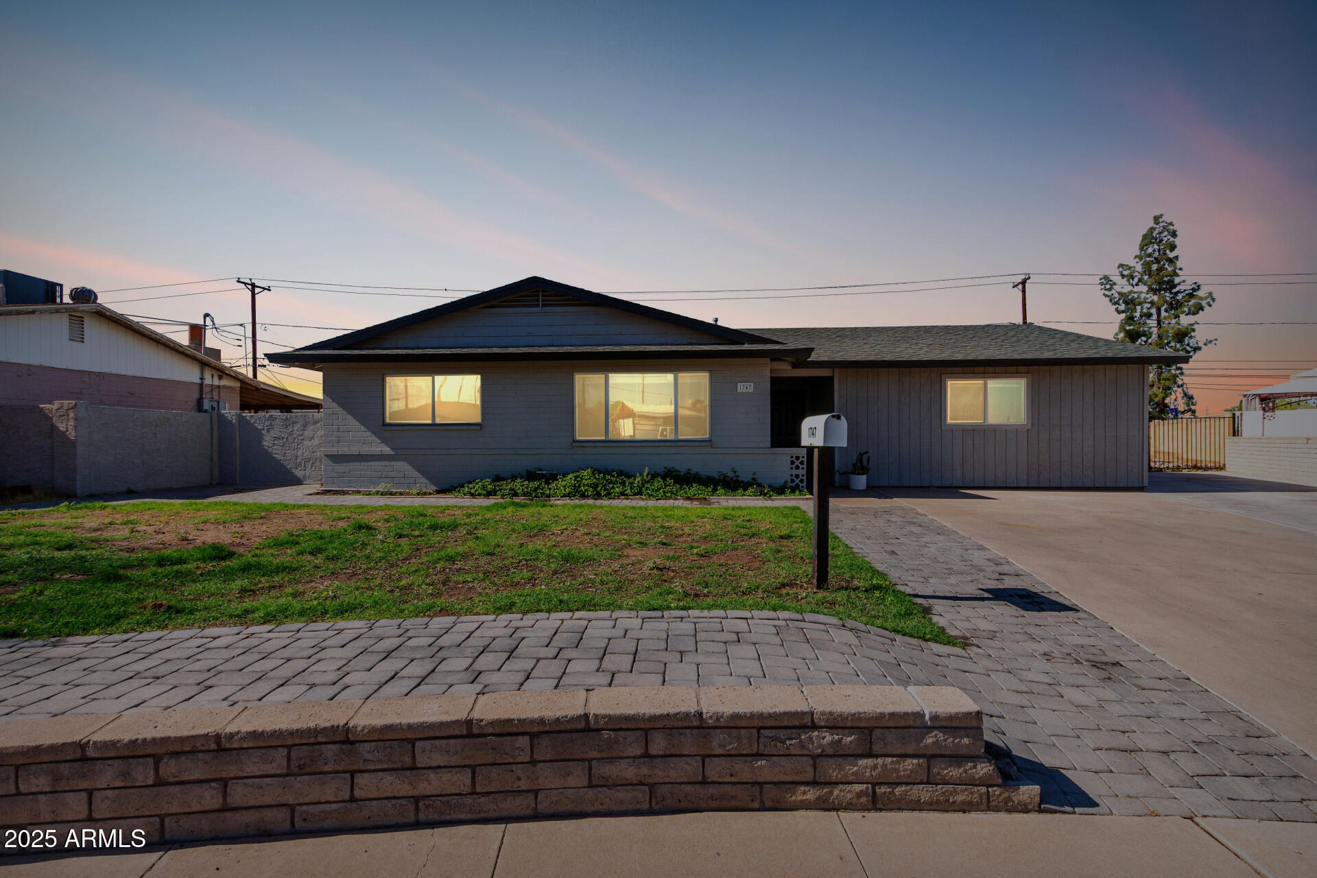 1747 W DEVON