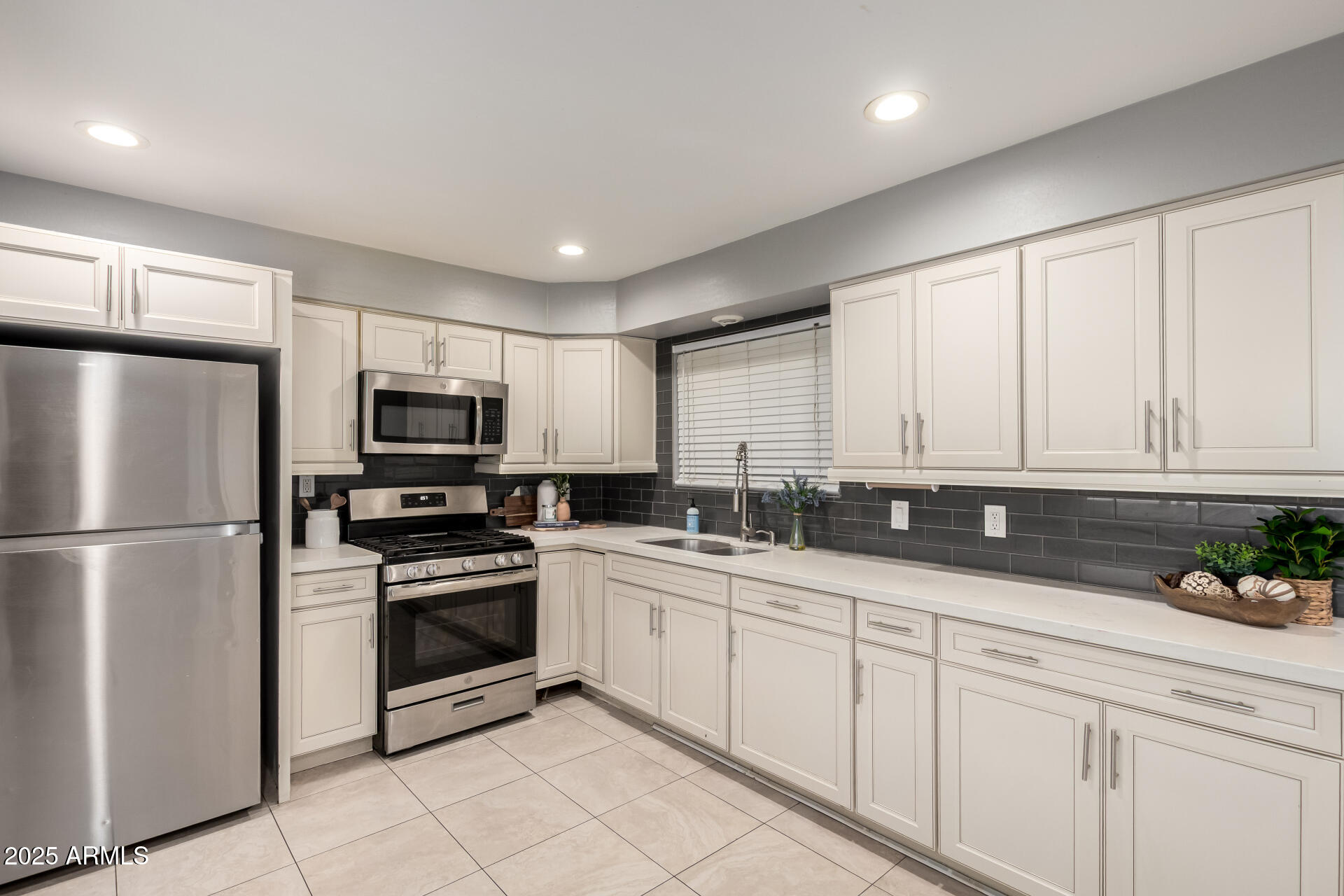 1747 W DEVON