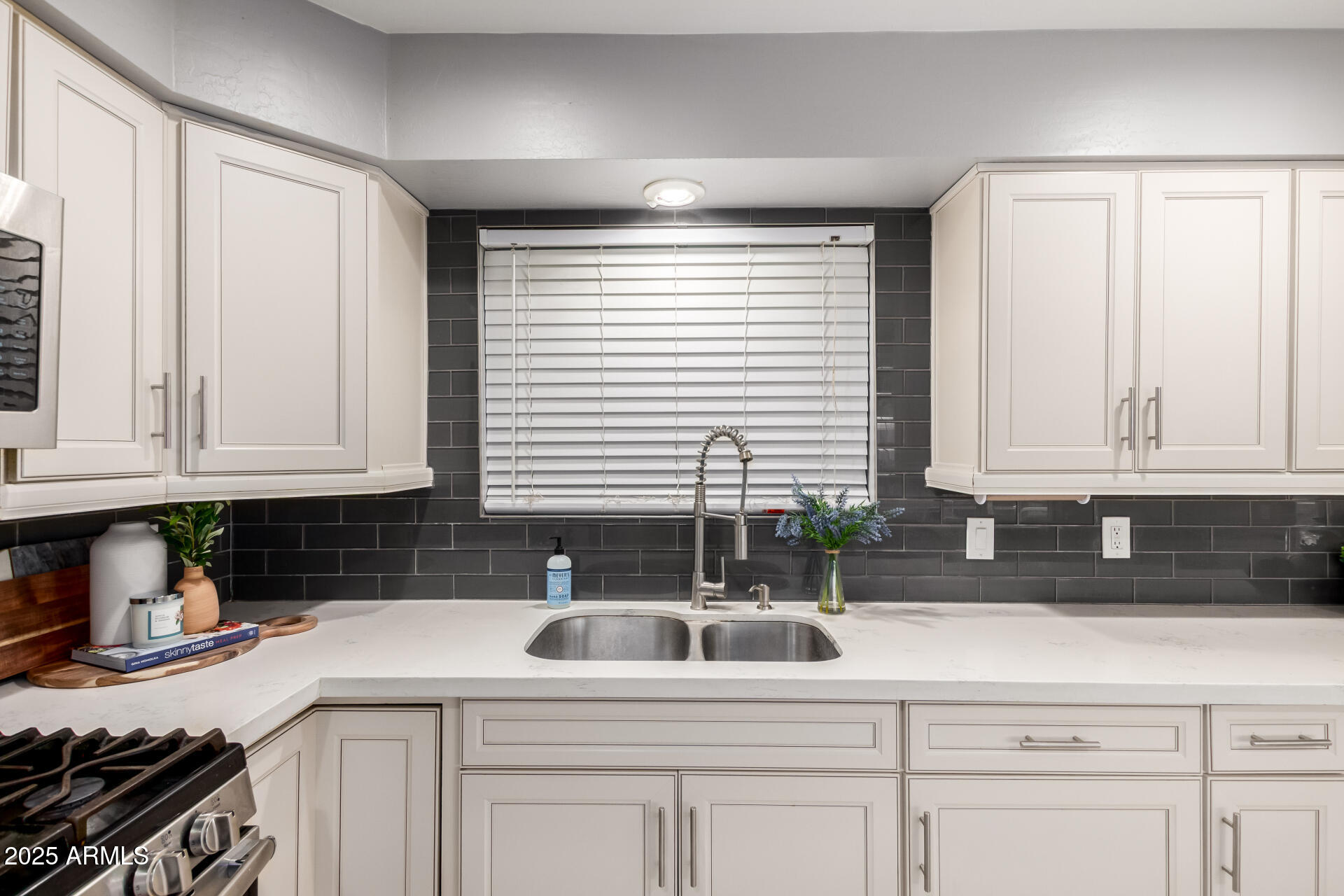 1747 W DEVON