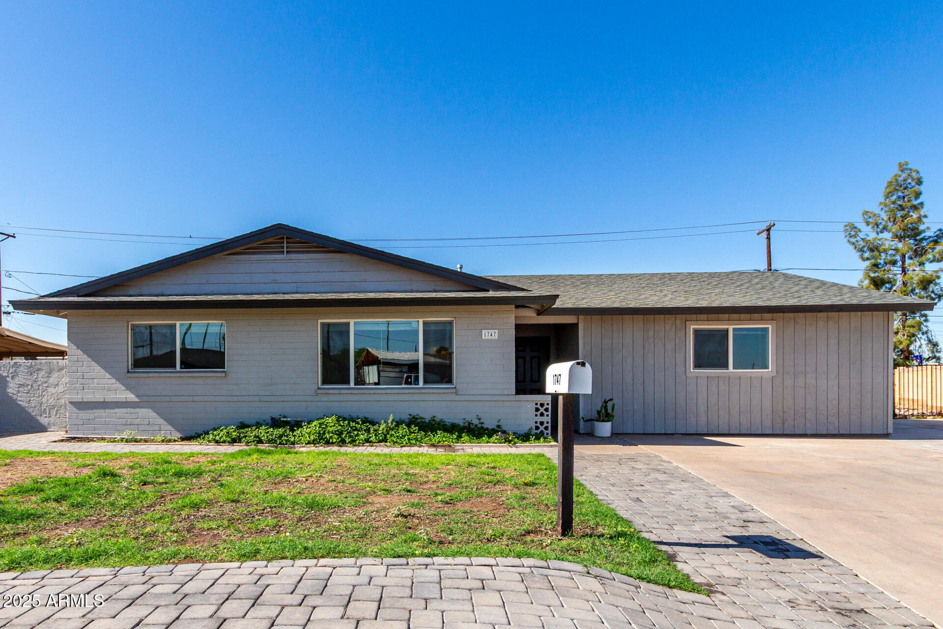 1747 W DEVON