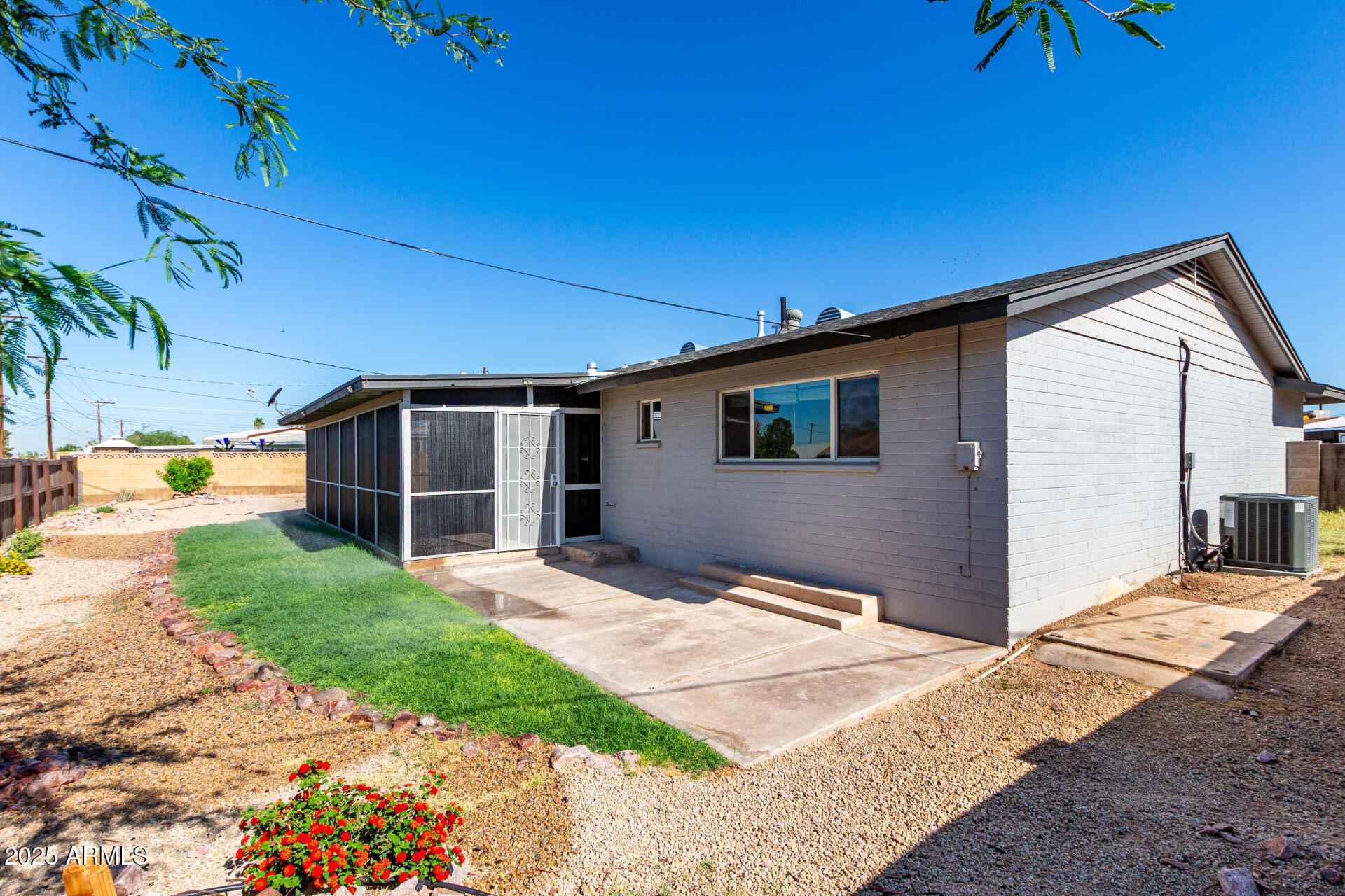 1747 W DEVON
