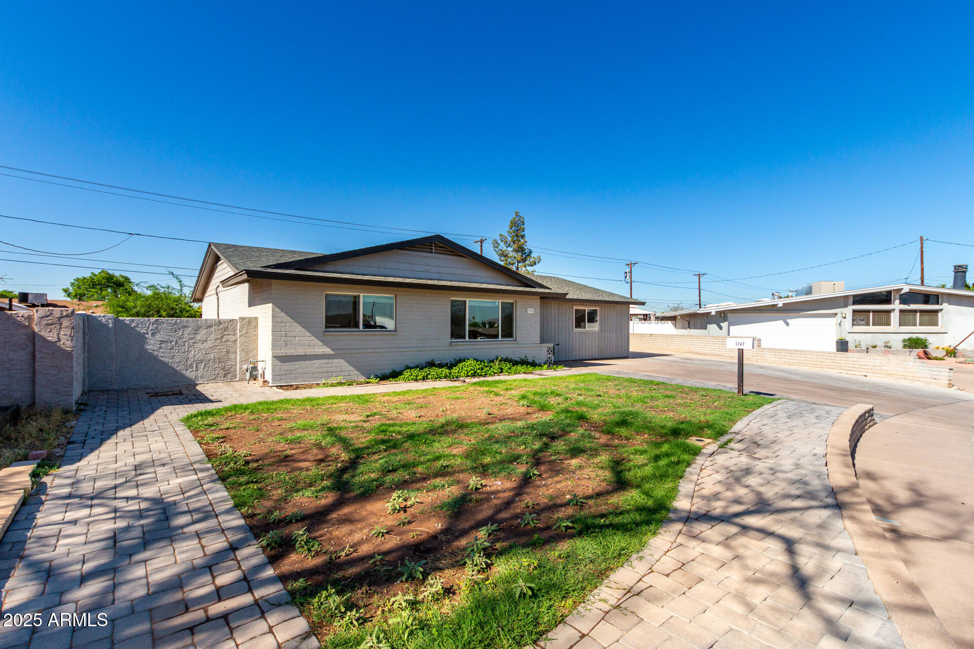 1747 W DEVON