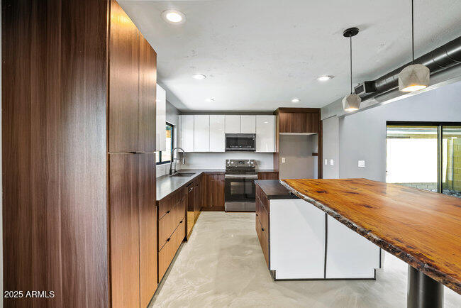 5446 E CAMBRIDGE Avenue