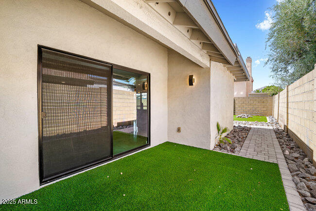 5446 E CAMBRIDGE Avenue