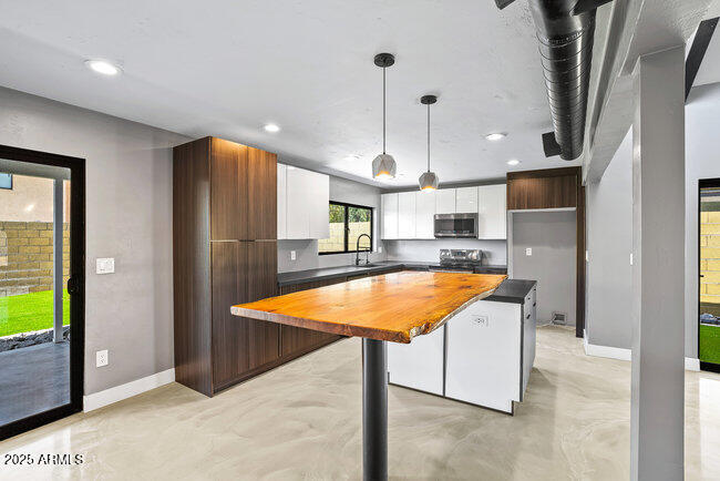 5446 E CAMBRIDGE Avenue