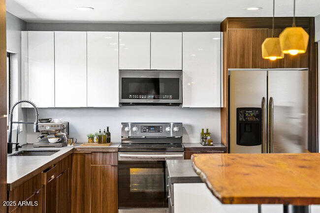 5446 E CAMBRIDGE Avenue