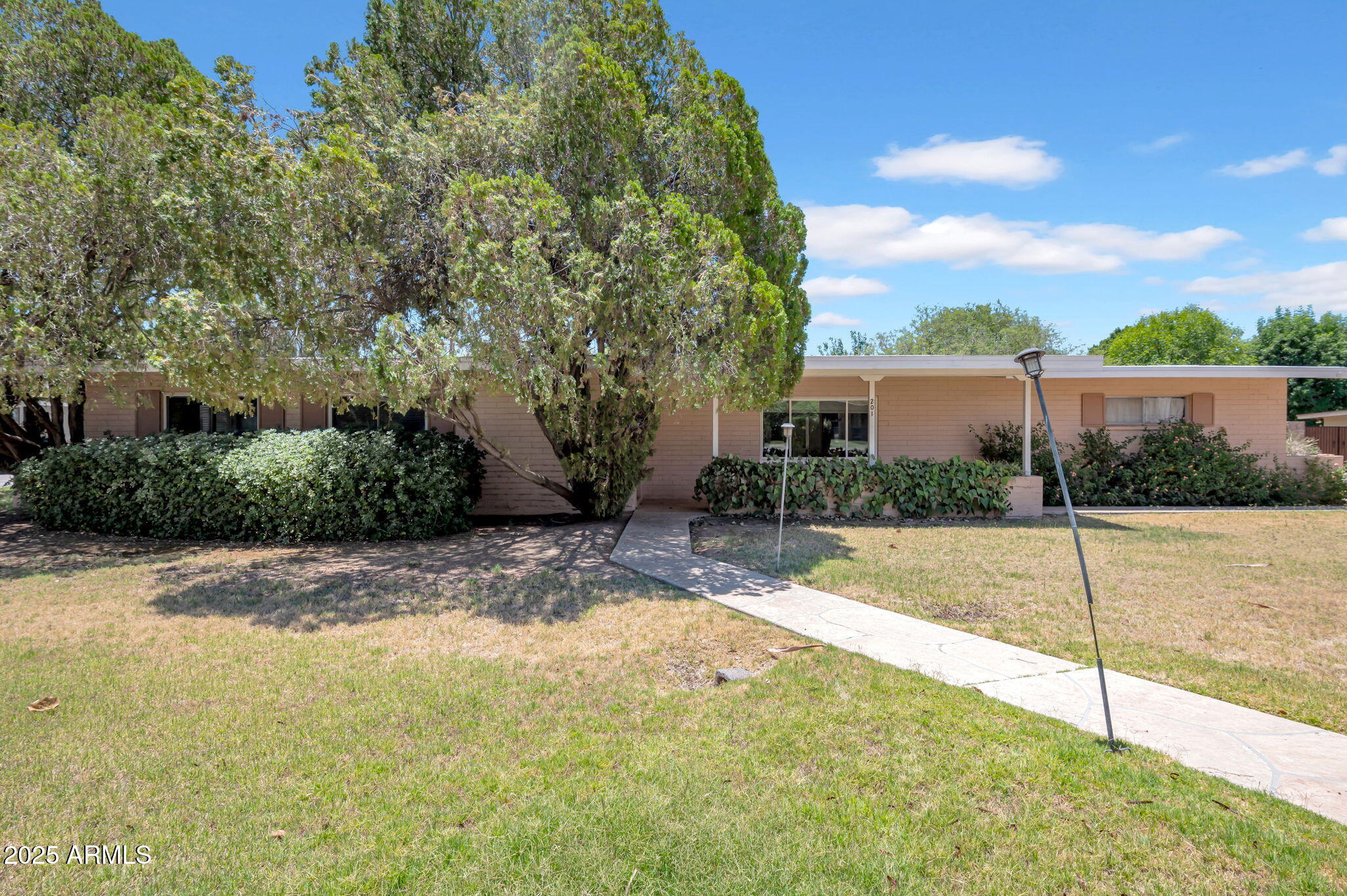 201 W GARDENIA Drive