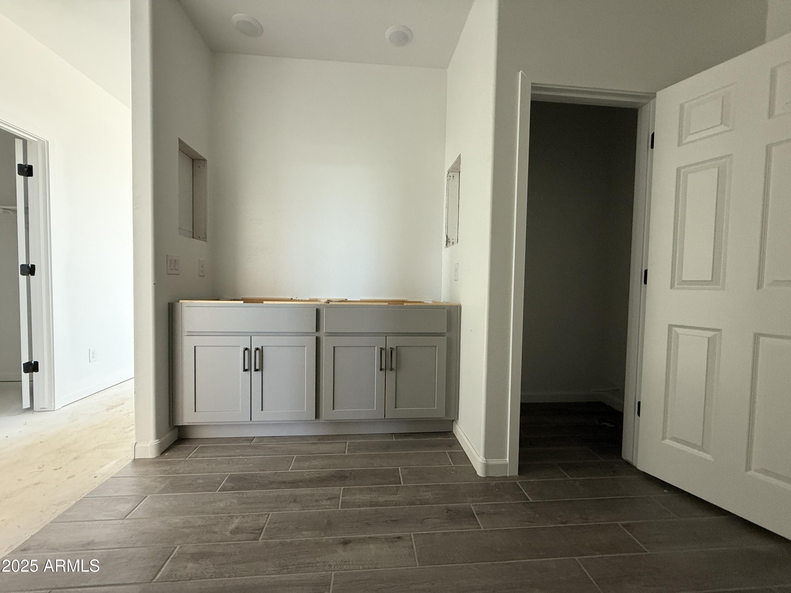 9627 W TAMARISK Avenue