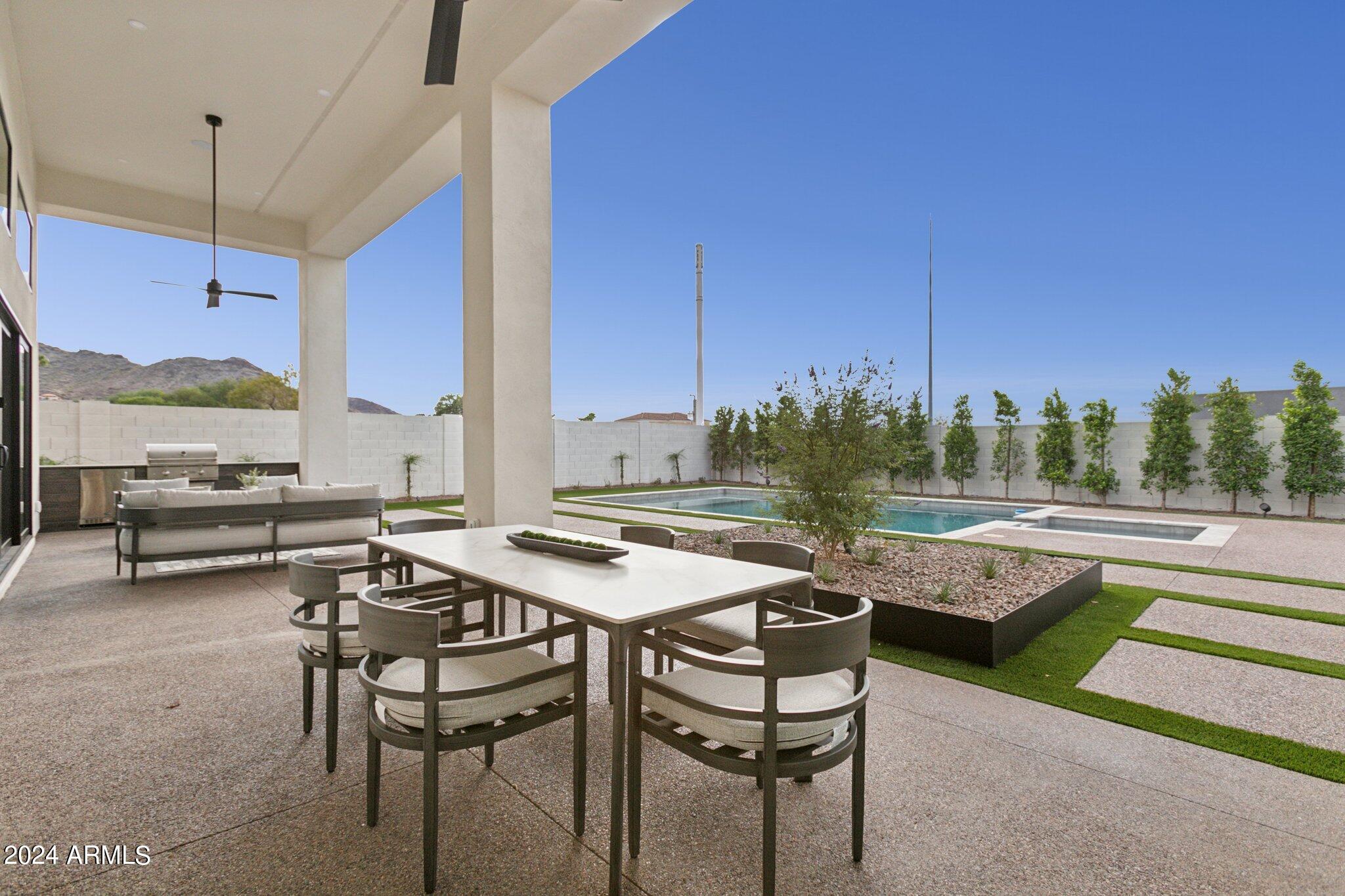 1819 E MYRTLE Avenue