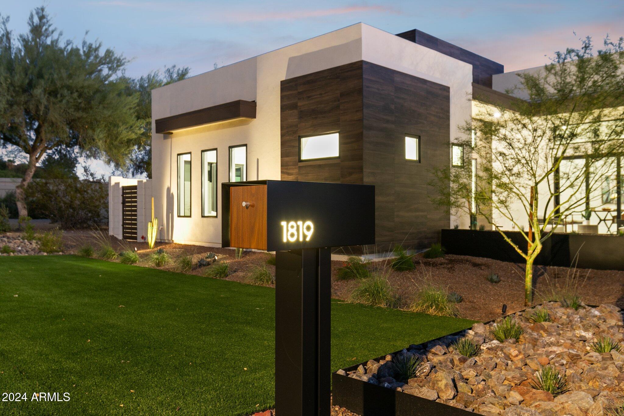 1819 E MYRTLE Avenue