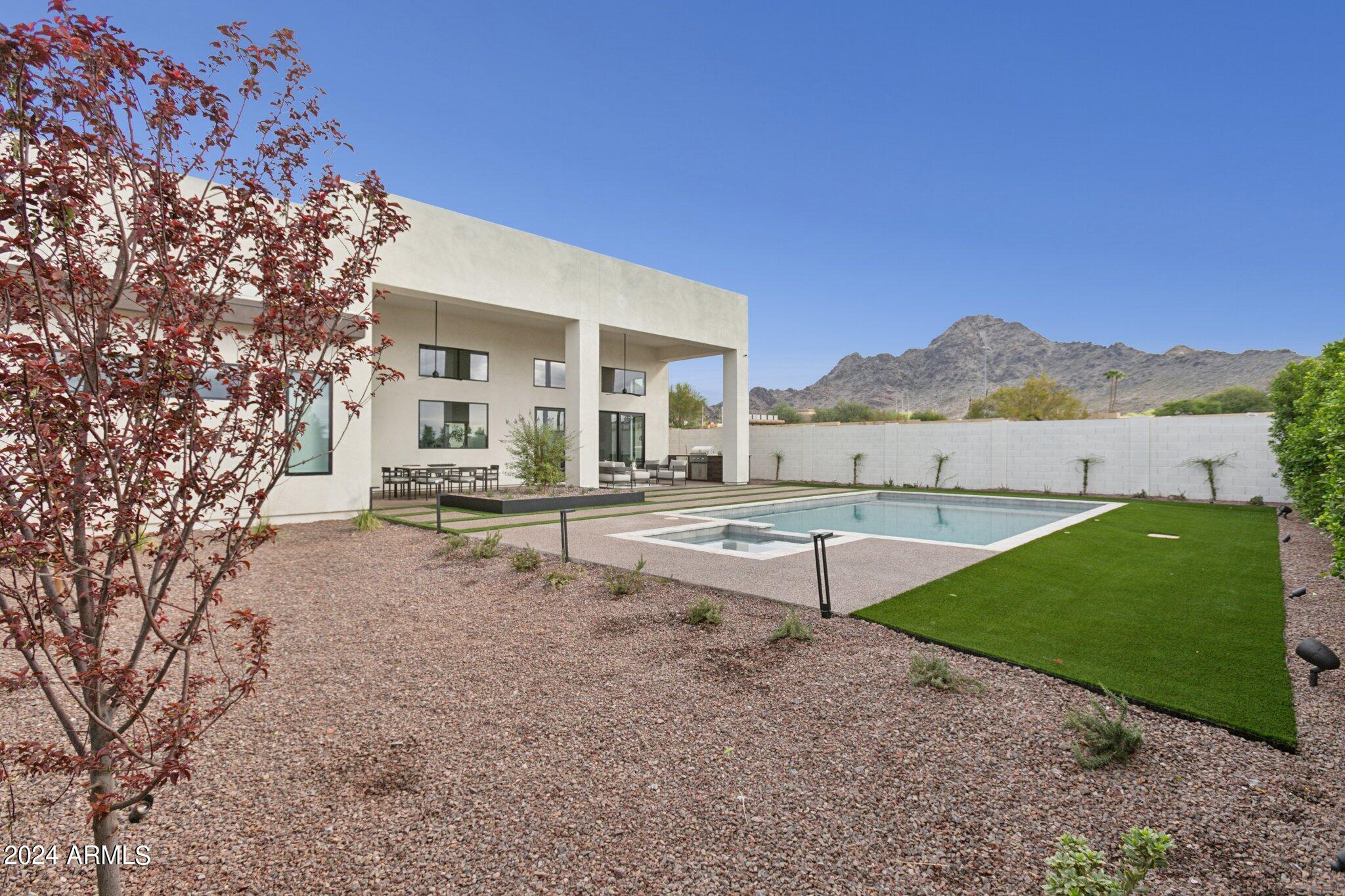 1819 E MYRTLE Avenue