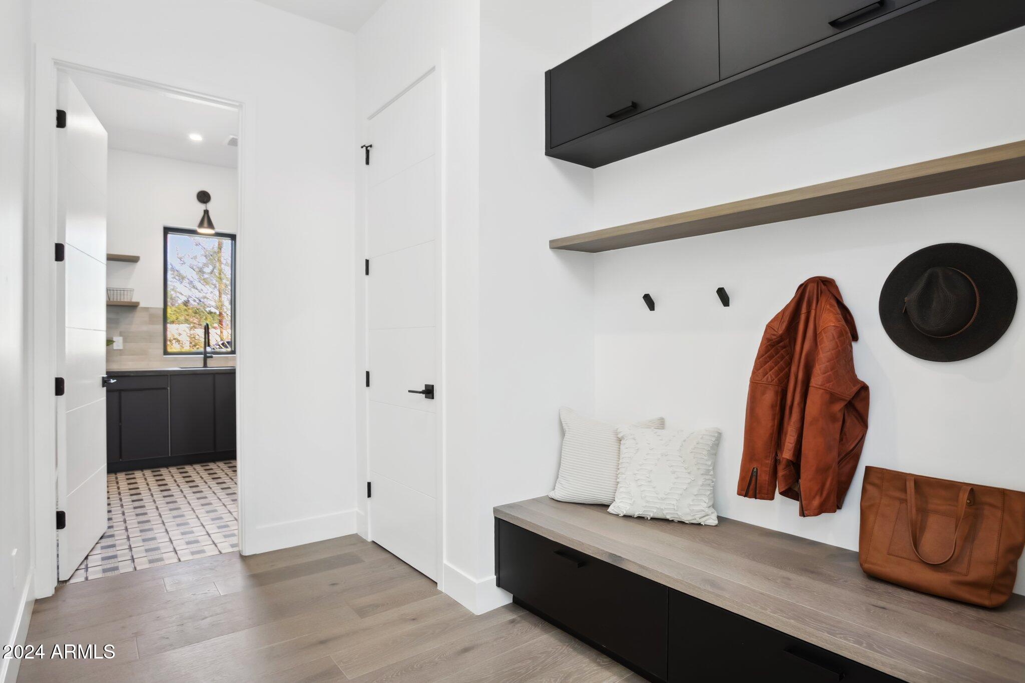 1819 E MYRTLE Avenue