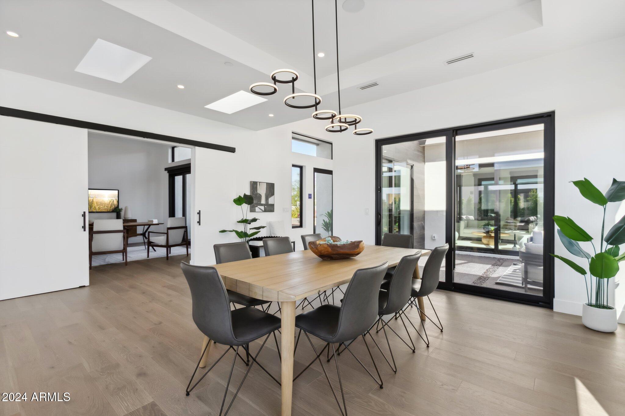 1819 E MYRTLE Avenue